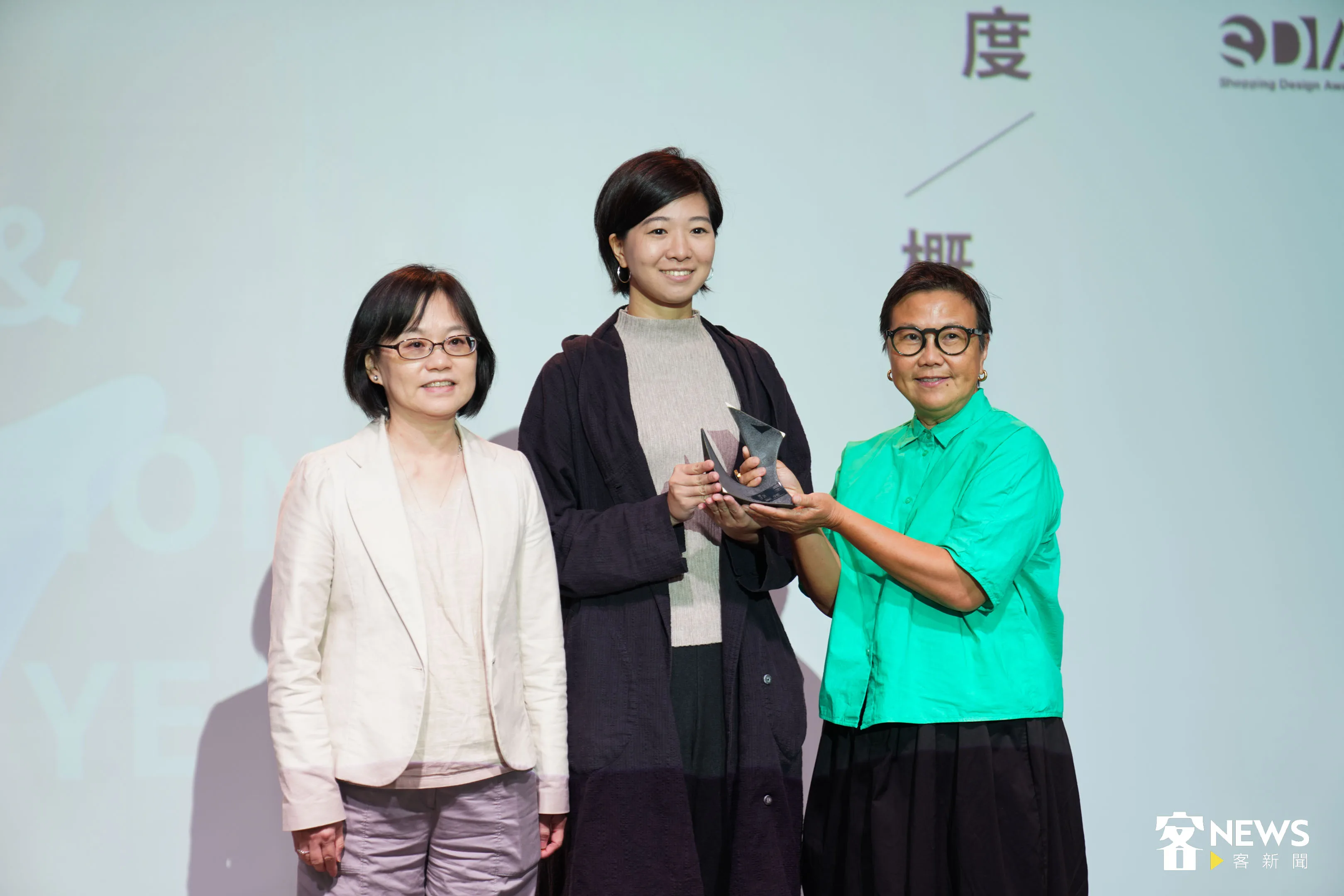 2023浪漫台三線藝術季獲得台灣設計BEST 100 年度概念展演活動，藤木植人團隊上台領獎。范修語攝