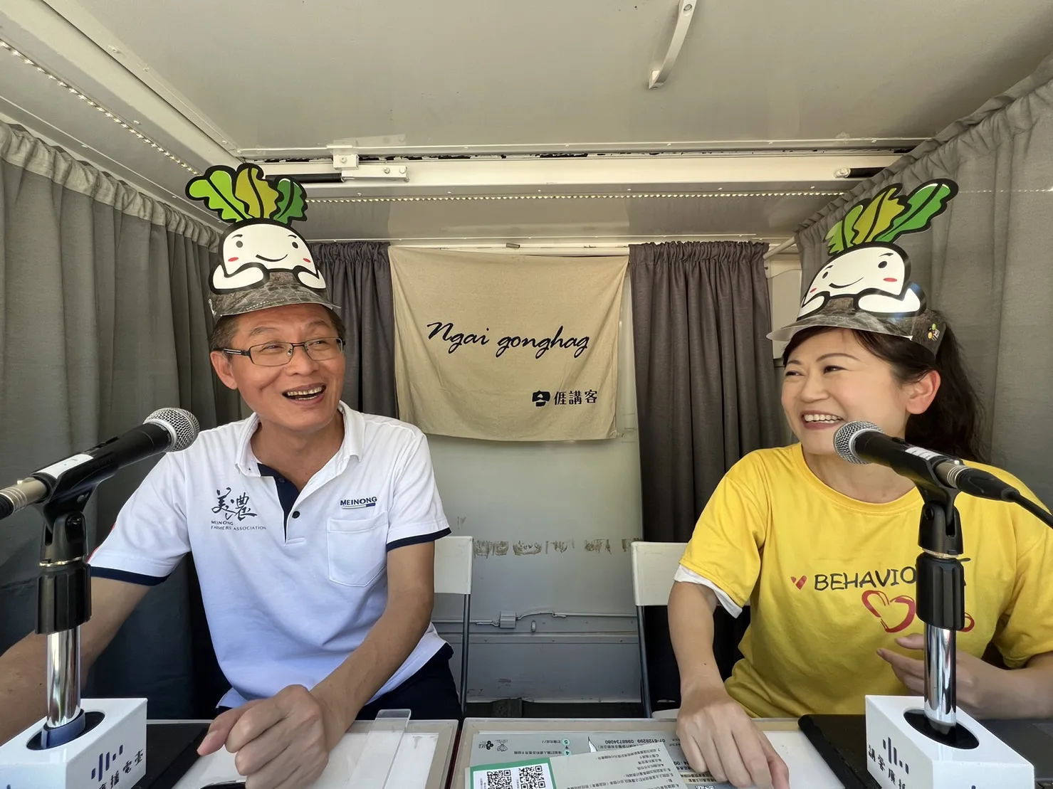 美濃農會總幹事鍾清輝(左)接受講客廣播電臺節目〈Good Morning!Hakka〉主持人宋菁玲訪問。講客廣播電臺提供