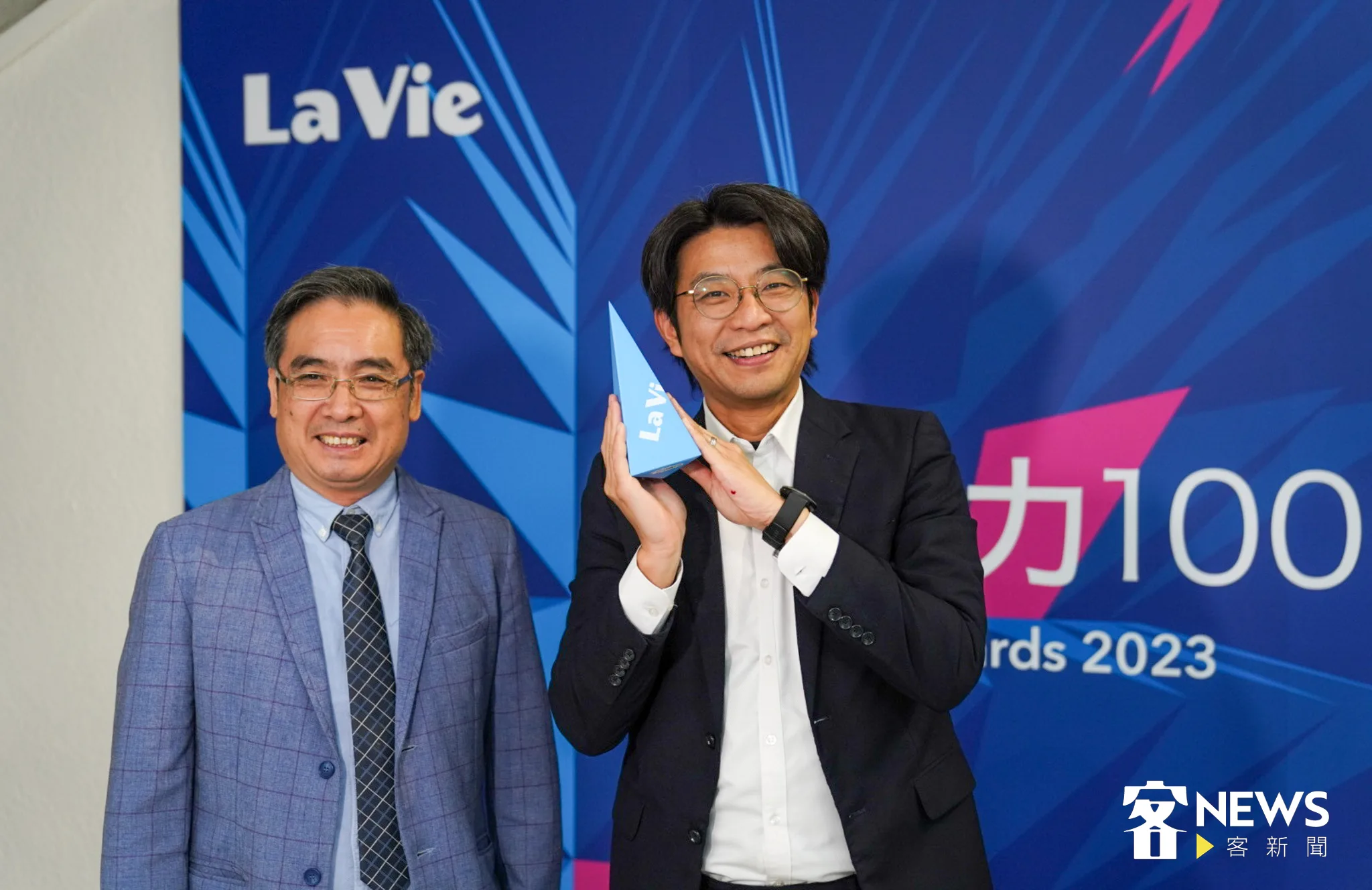 「第屆浪漫台三線藝術季《Falabidbog 花啦嗶啵》」獲得「2023年台灣創意力100大獎」創意展會獎創意展會獎，策展團隊客委會副主委周江杰（右）與客傳會董事長陳邦畛（左）共同合影，周江杰開心地手捧獎座。蘇佑昇攝