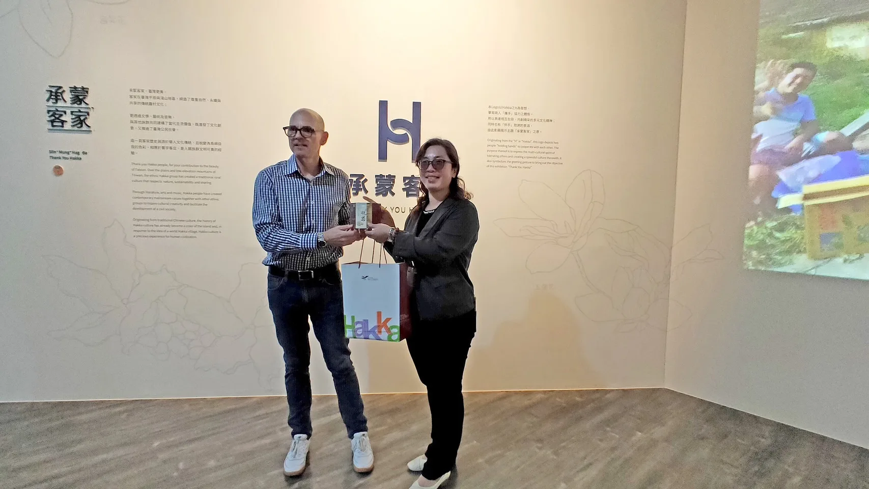 澳洲辦事處副代表John Madew(左)與客發中心組長陳美燕(右)互贈禮品。客發中心提供