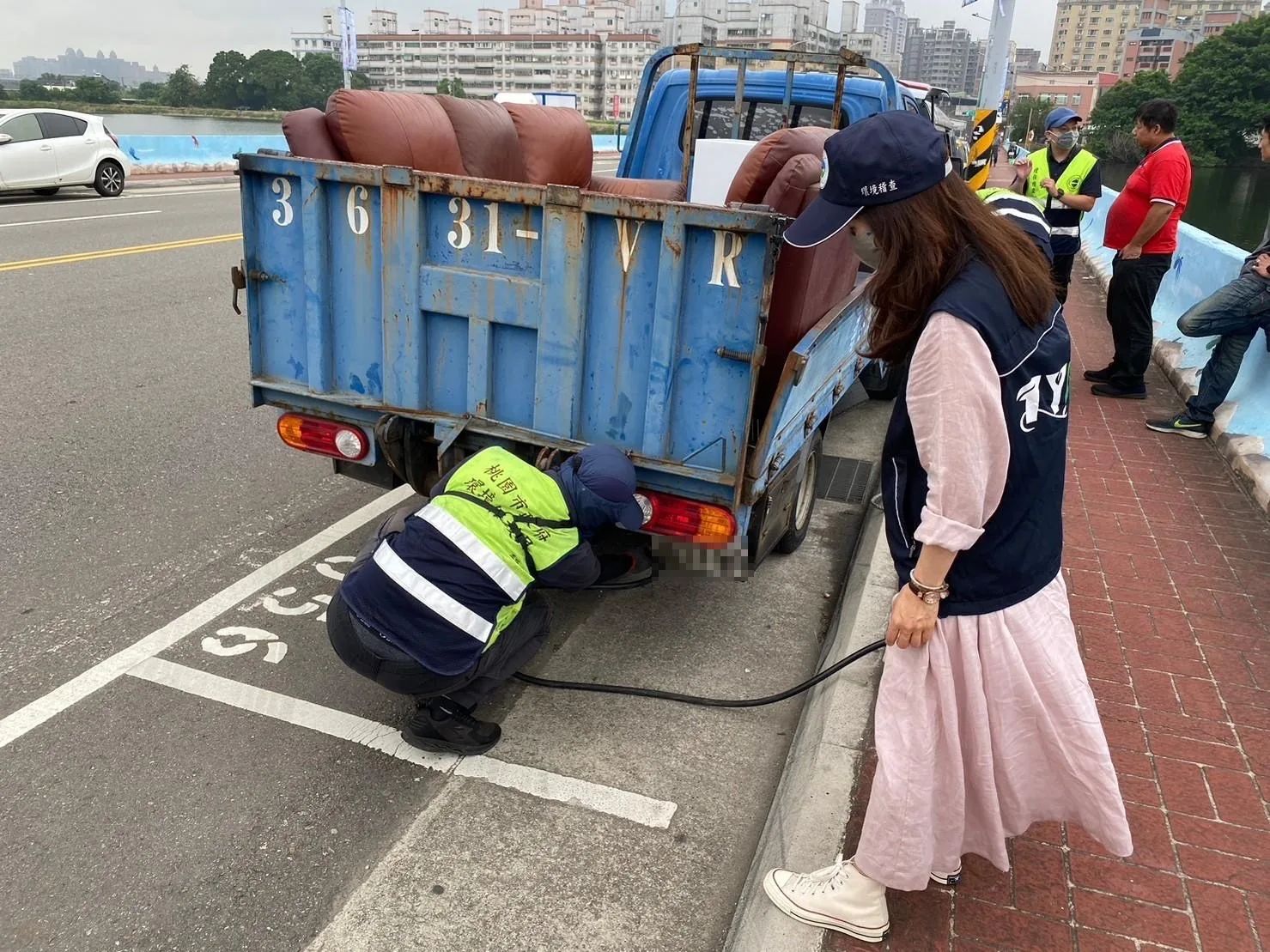 桃園市環保局稽核柴油客貨車排放。桃園市環保局提供