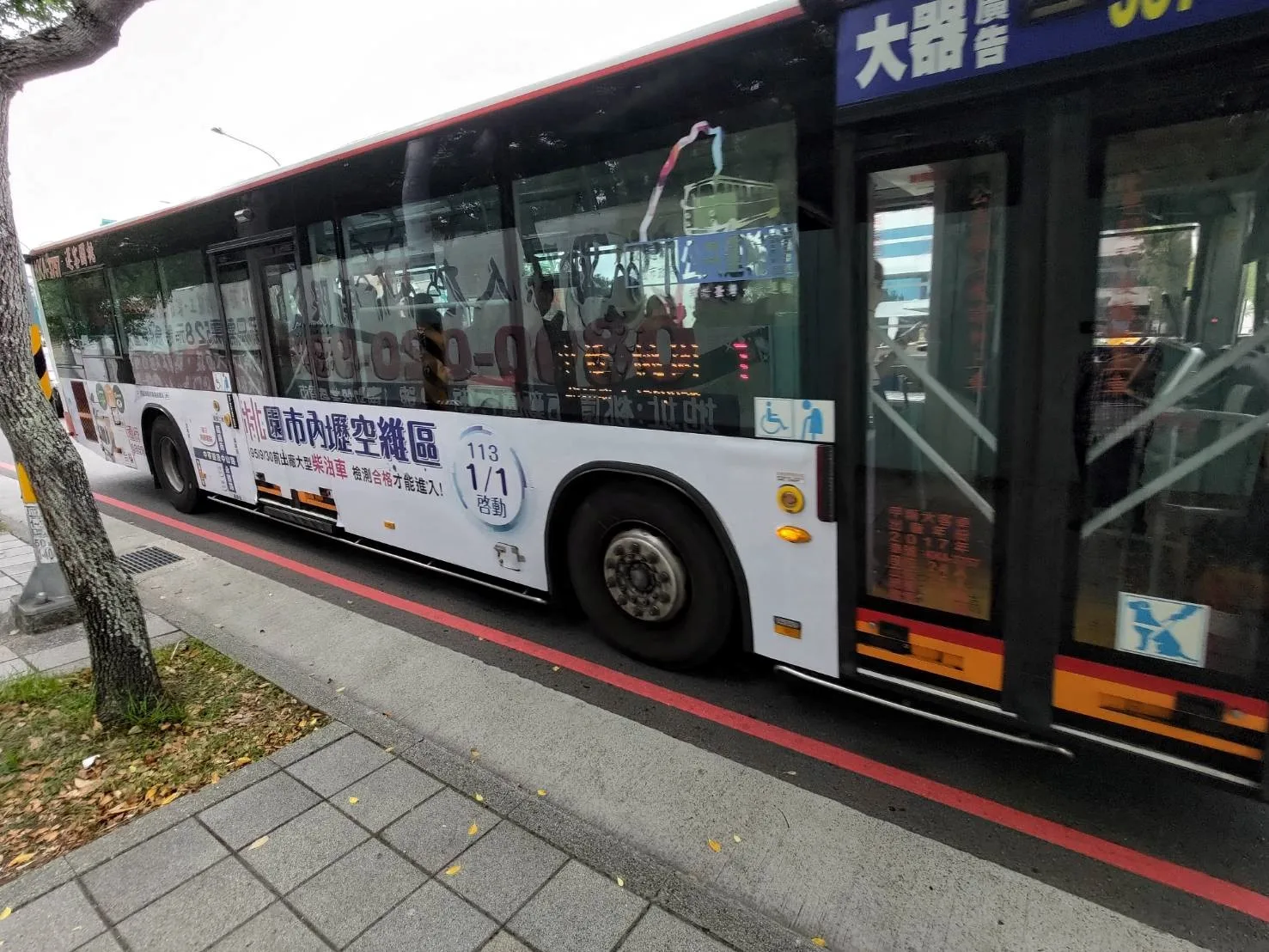 桃園市政府為維護敏感族群健康，加強管制烏賊車，2024年將增設「內壢空氣品質維護區」。桃園市環保局提供