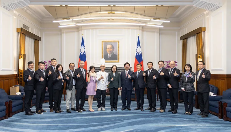 總統蔡英文謝武子靖師傅，除了努力做出美味的麵包，也積極培育新一代麵包師傅，共同激發出更多元的烘焙創意與靈感。總統府提供