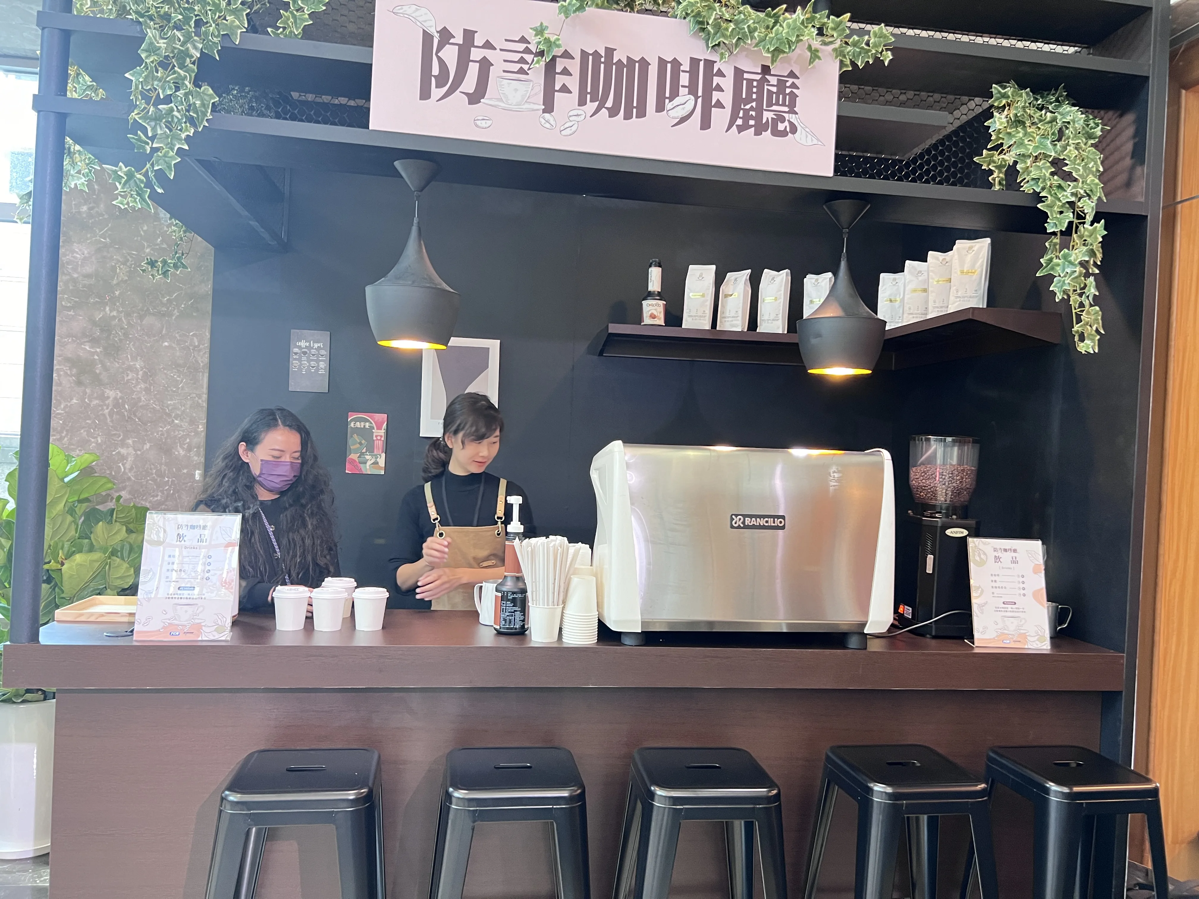 刑事局設臨時咖啡廳　透過互動遊戲提升防詐概念