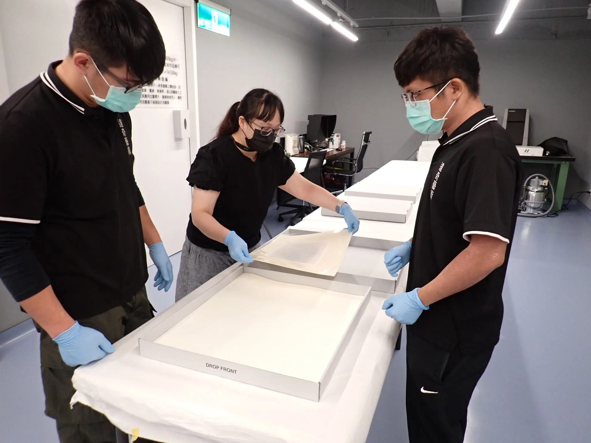 國家攝影文化中心典藏攝影作品過程。不同於數位影像，具物質性的攝影作品保存不易，需要小心翼翼處理，亦能看見與當今數位影像不同的存在形式。國家攝影中心提供