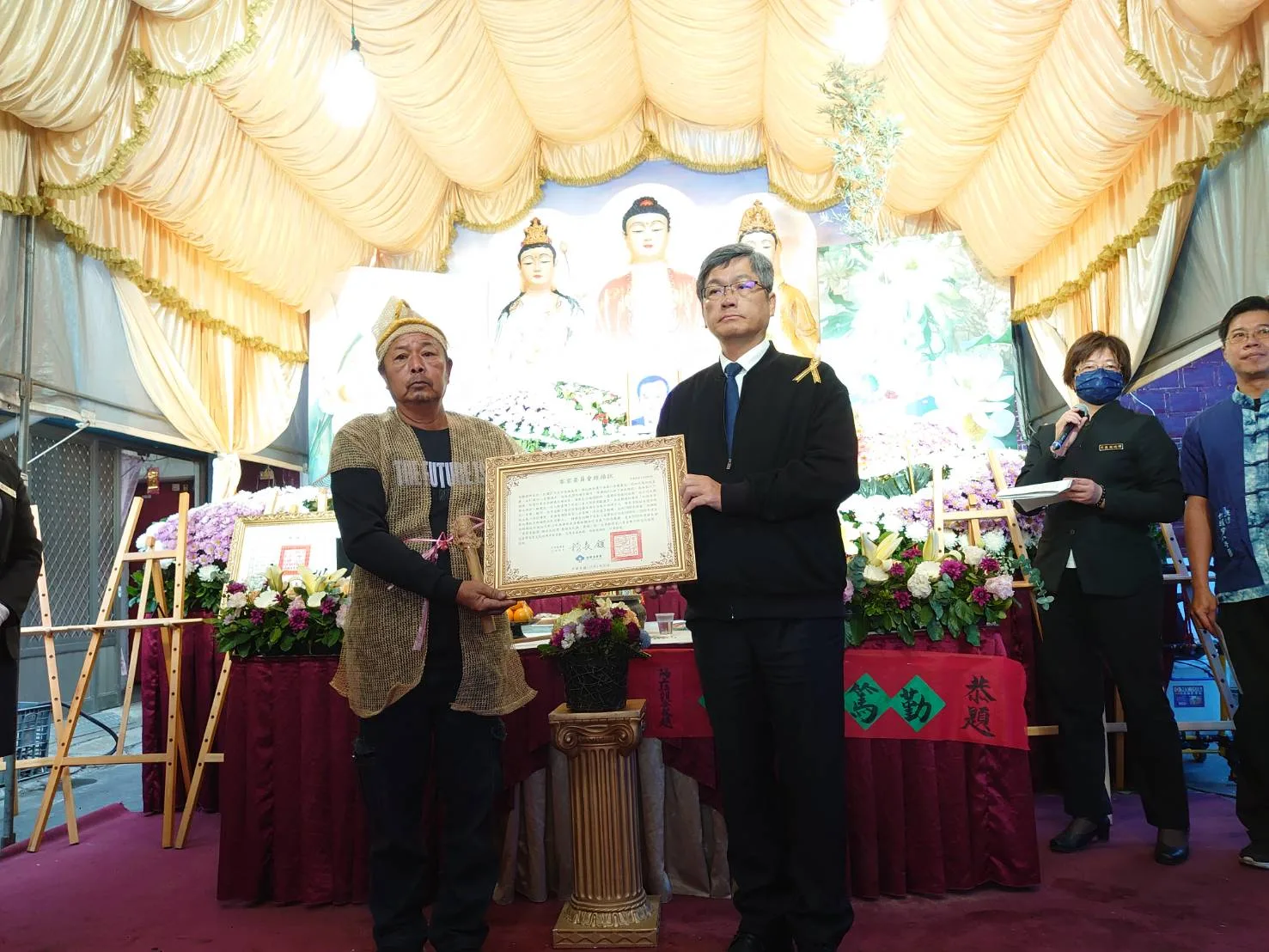 客委會主委楊長鎮(右)頒獻旌揚狀予鍾雲輝長子鍾貴榮(左),以表哀思與敬意。客委會提供