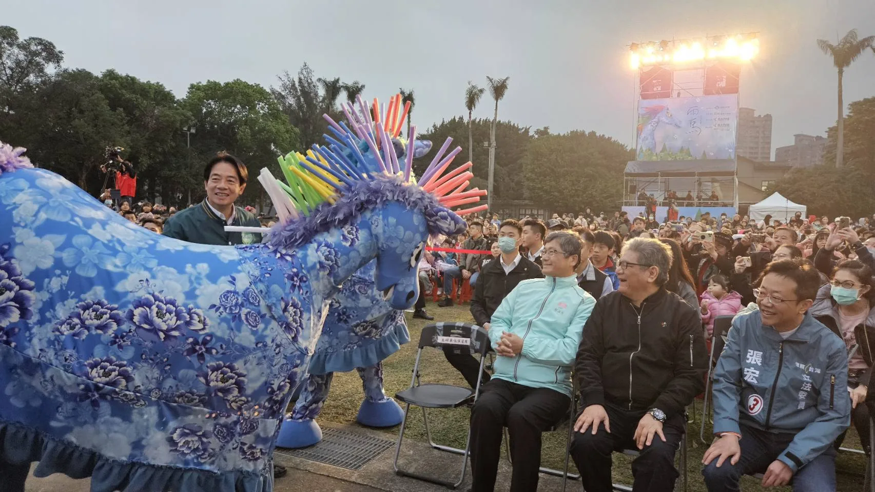 《雨馬》到板橋435藝文特區演出，副總統賴情德（右三）與台下的藍色小馬互動。客家委員會提供