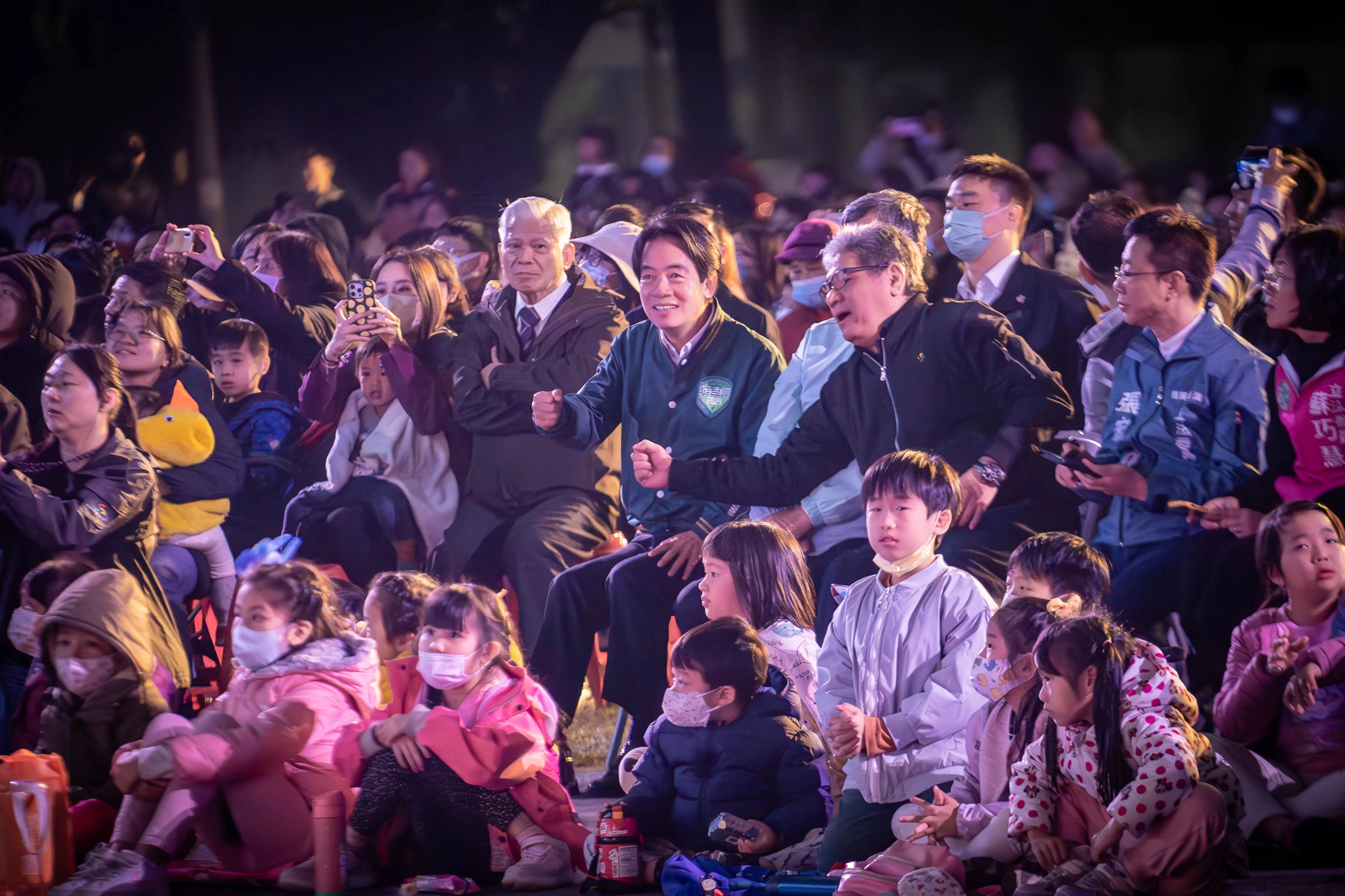 大型客家親子舞台劇《雨馬》到板橋435藝文特區演出，賴清德特別到場與大小朋友一起感受《雨馬》的魅力。客家委員會提供