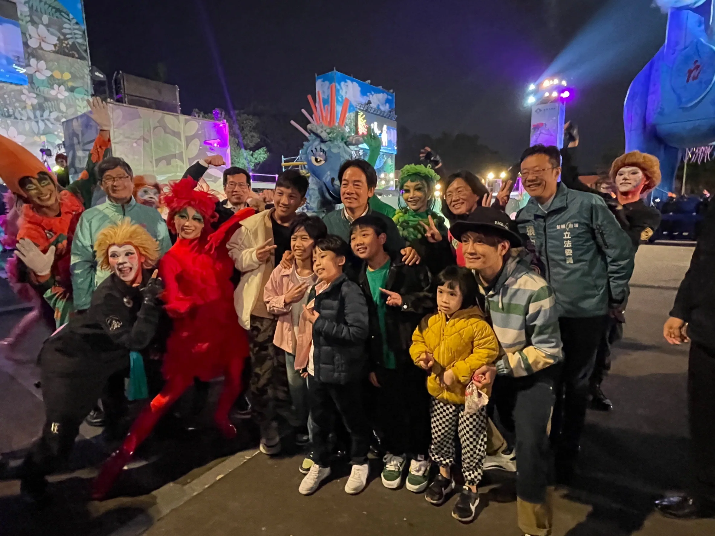 《雨馬》到板橋435藝文特區演出，民眾與賴清德合影。客家委員會提供