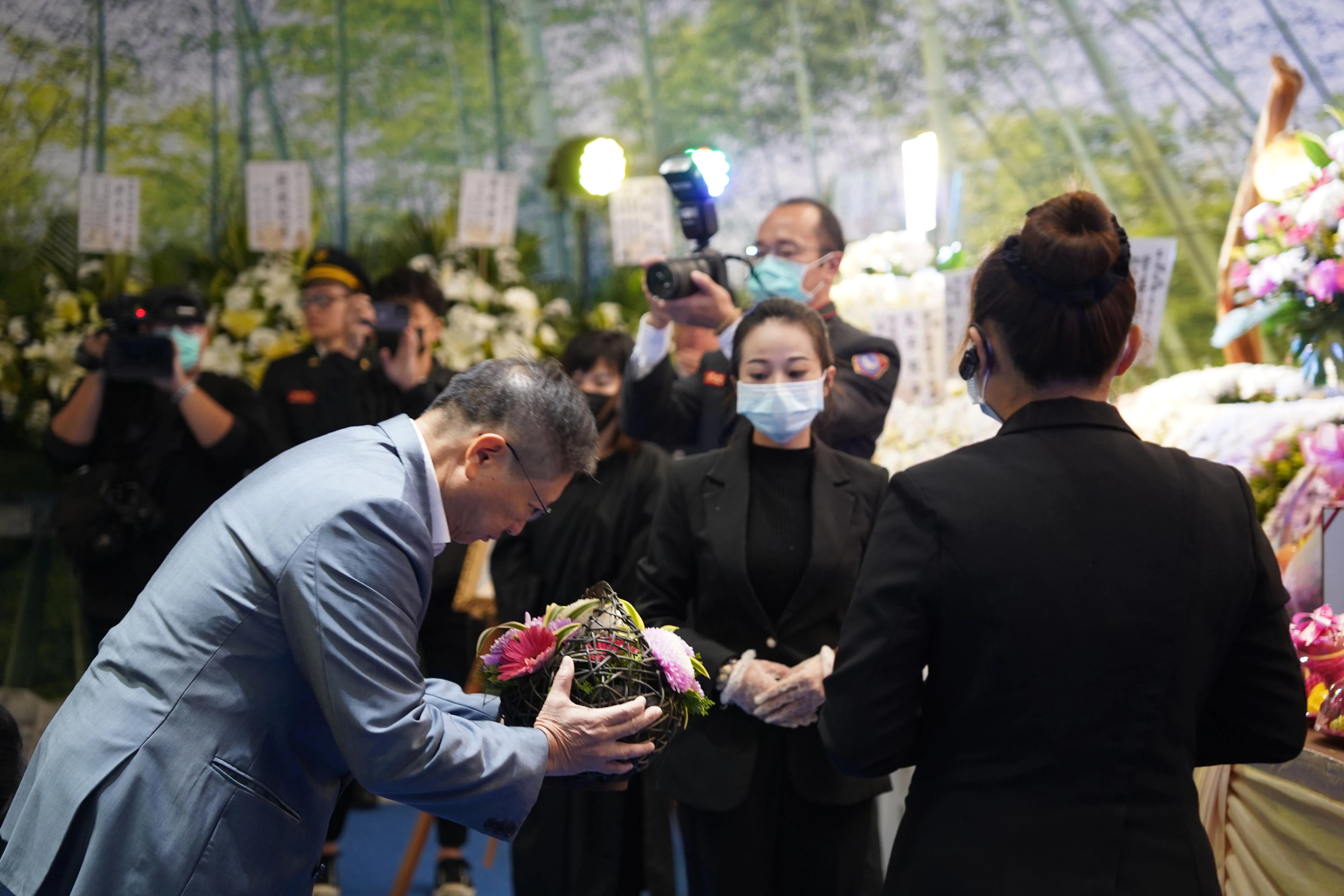 新竹縣長楊文（左）親自到場致意，表達哀悼與不捨。新竹縣政府提供
