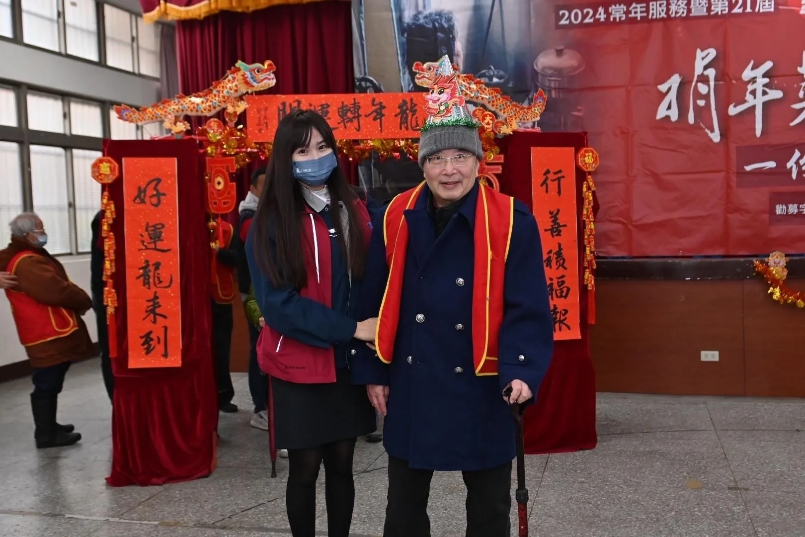 「行善助孤老－龍年轉好運」活動與會貴賓戴上「龍年吉祥帽」象徵好彩頭。華山基金會提供