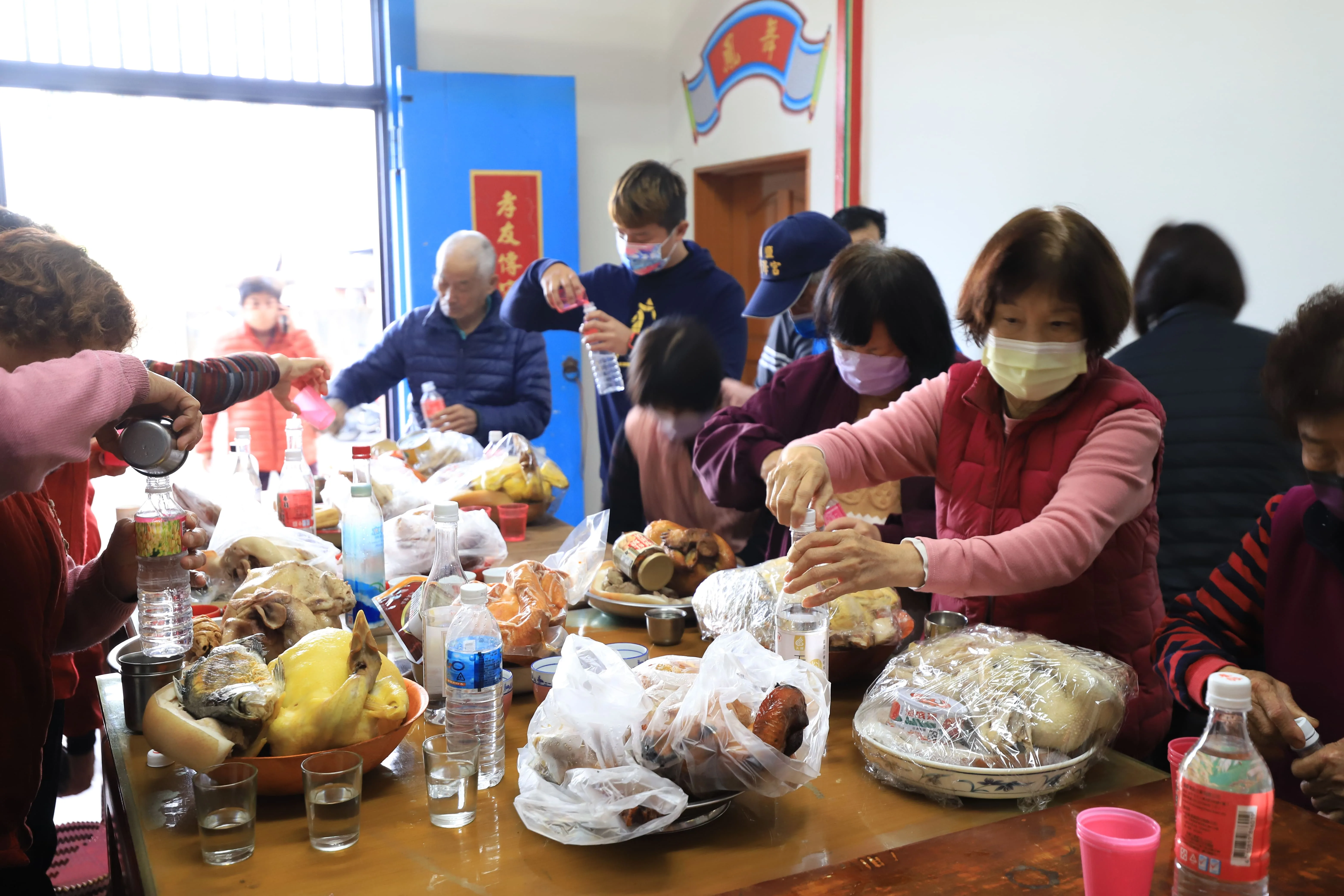 巫屋子孫大部分係戴伙房附近个東勢區下新庄,過年、過節使得準時轉來拜喏。巫茂熾提供