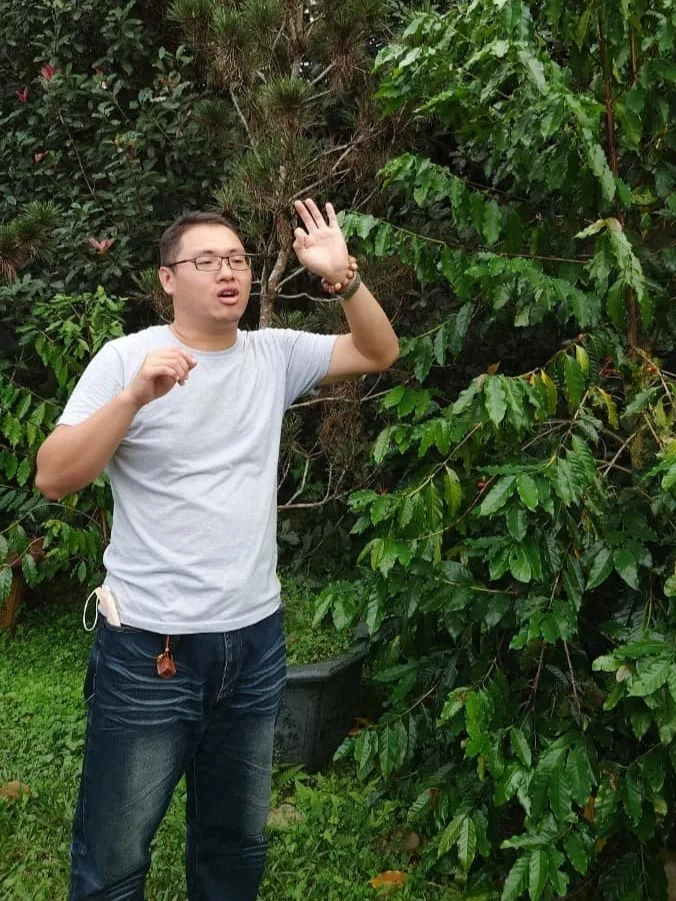 戴嘉延擔任導覽員,摎遊客紹介馬武督有機咖啡耕種个過程。鍾孝昇攝