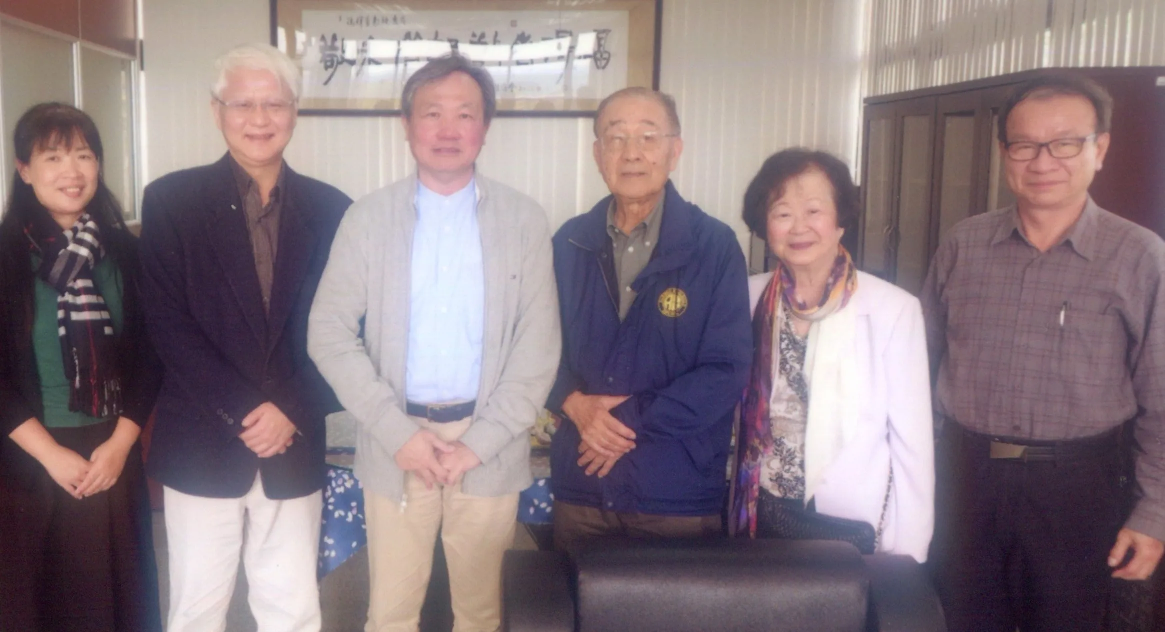 賴江椿、陳登美夫婦決定在聯大設立「詩人賴江質紀念清寒獎學金」，與客家學院前院長林本炫（右一）、現任院長馮祥勇（左三）、文觀系主任范以欣（左一）及人文社會學院院長盛鎧（左二）合影。何來美攝