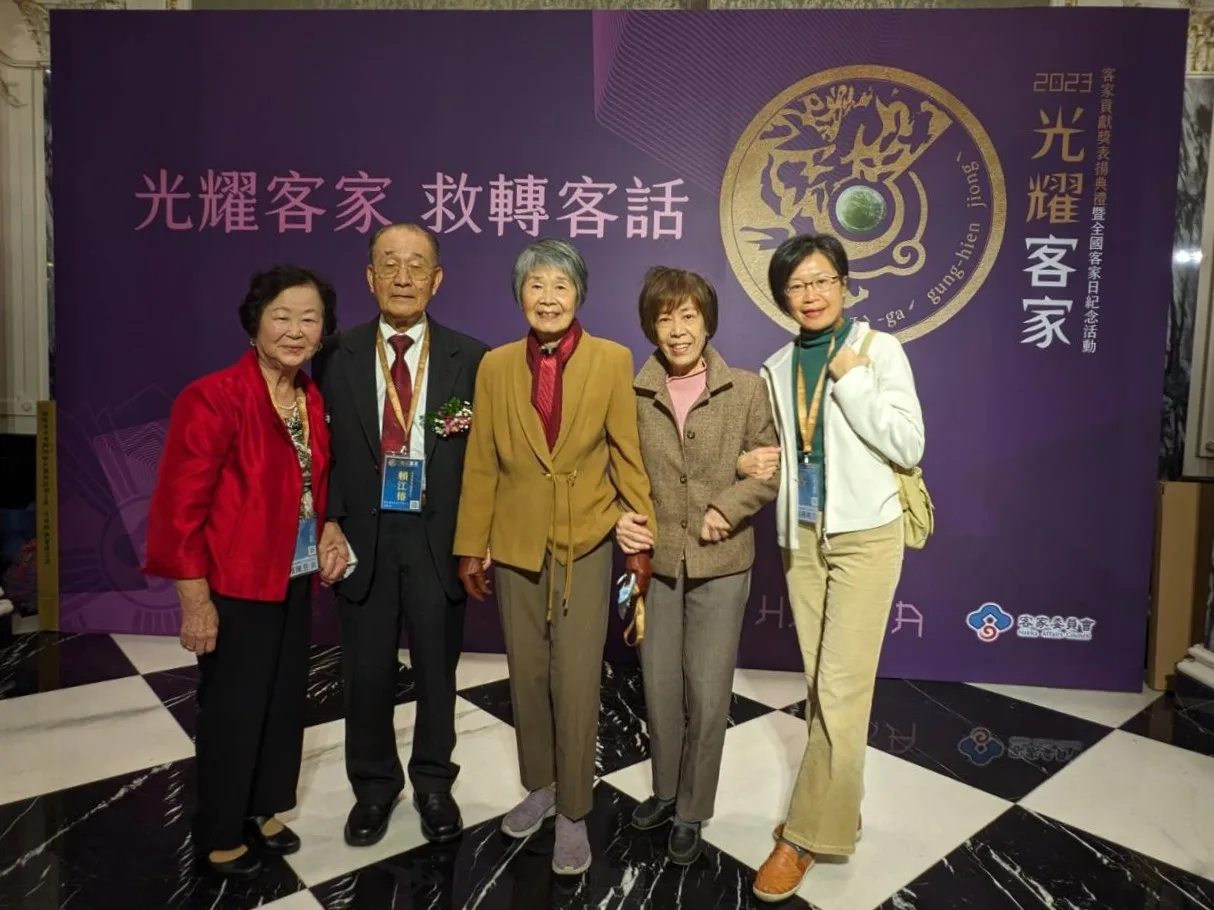 賴江椿獲客家委員會頒發客家事務專業一等獎章，與太太陳登美（左一）、大妹賴丹桂（右三）、小妹賴明珠（右二）、外甥女張簡曉芸（右一、賴丹桂女兒）合影。賴江椿提供