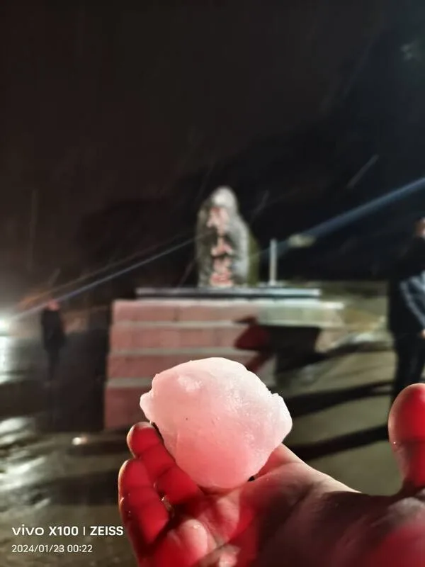 馬祖罕見下雪　民眾深夜衝山賞雪直呼感動