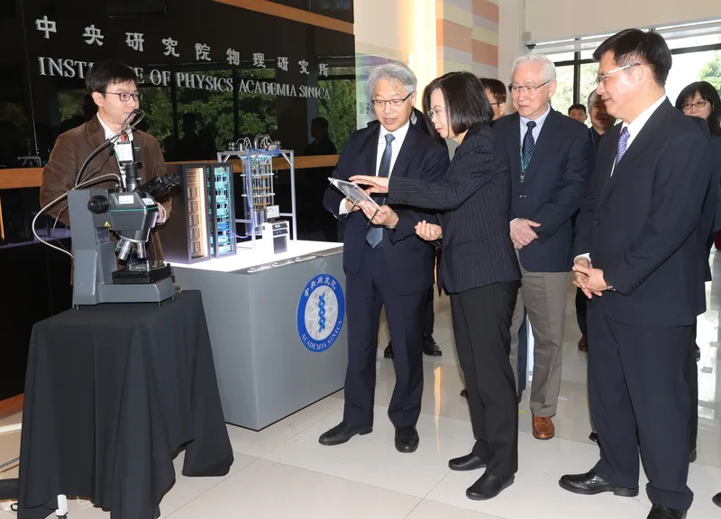 中央研究院29日舉辦「量子電腦專題中心進度報告會」，總統蔡英文（前右3）前往視察，中研院院長廖俊智（前右4）向蔡總統說明量子電腦模型。中央社