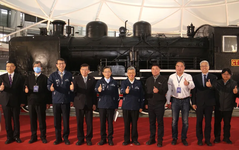 行政院長陳建仁(右5)5日到苗栗出席「苗栗火車頭園區」竣工典禮,和交通部長王國材(左4)、苗栗縣長鍾東錦(右4)、客委會主委楊長鎮(左二)等人在轉車台大廳展示的CT152蒸汽火車頭前合影。中央社
