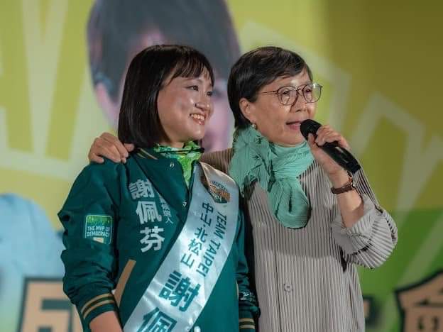 民進黨提名的台北市第三選區立委候選人謝佩芬是客家妹,她以89850票敗給國民黨提名的王鴻薇(105050票),雖敗猶榮。圖為前行政院副院長葉菊蘭到競選總部給她加油打氣。摘至謝佩芬臉書