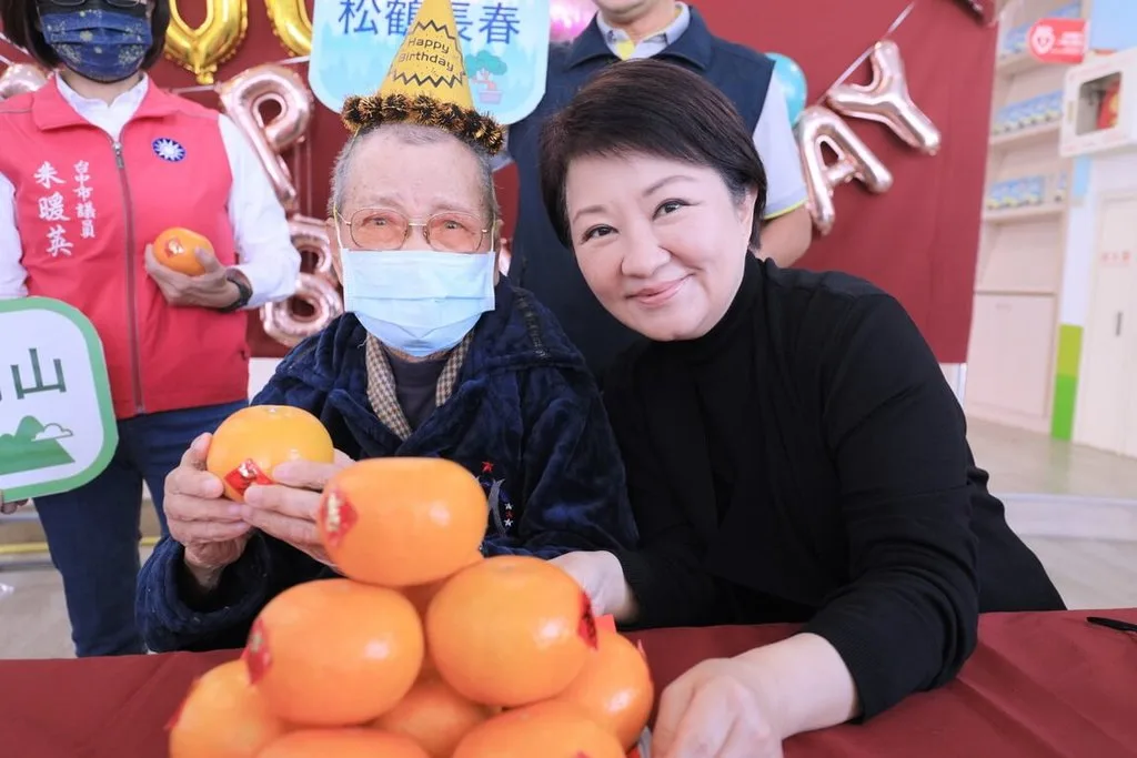 台中市「彩虹爺爺」黃永阜（左）23日辭世，享嵩壽100歲；台中市長盧秀燕（右）得知消息後，透過臉書表達哀悼之意。圖為民國112年1月盧秀燕在南屯區春安國小為黃永阜慶祝百歲生日。（台中市政府提供）