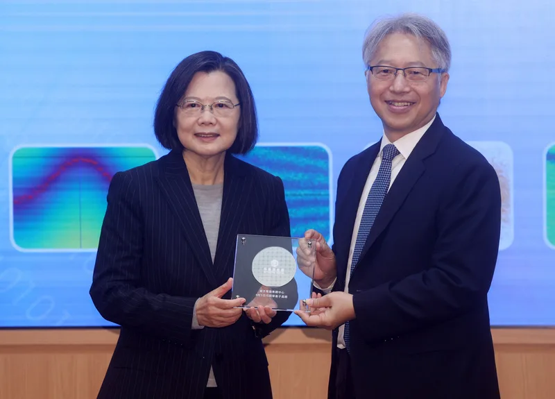 中央研究院29日舉辦「量子電腦專題中心進度報告會」，總統蔡英文（左）前往視察，中研院院長廖俊智（右）致贈研究團隊自製的量子晶圓。中央社