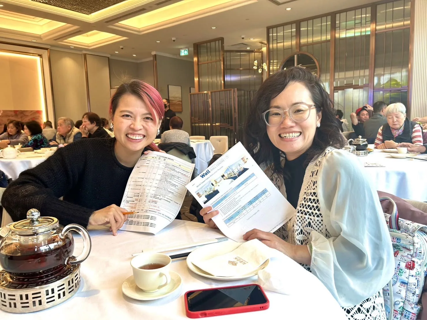 林瑞英為辦好2024世界台灣客家懇親會,請台大博士王詩瑩(右)擔任執行長,女兒康芝郁協助宣傳行銷。林瑞英提供