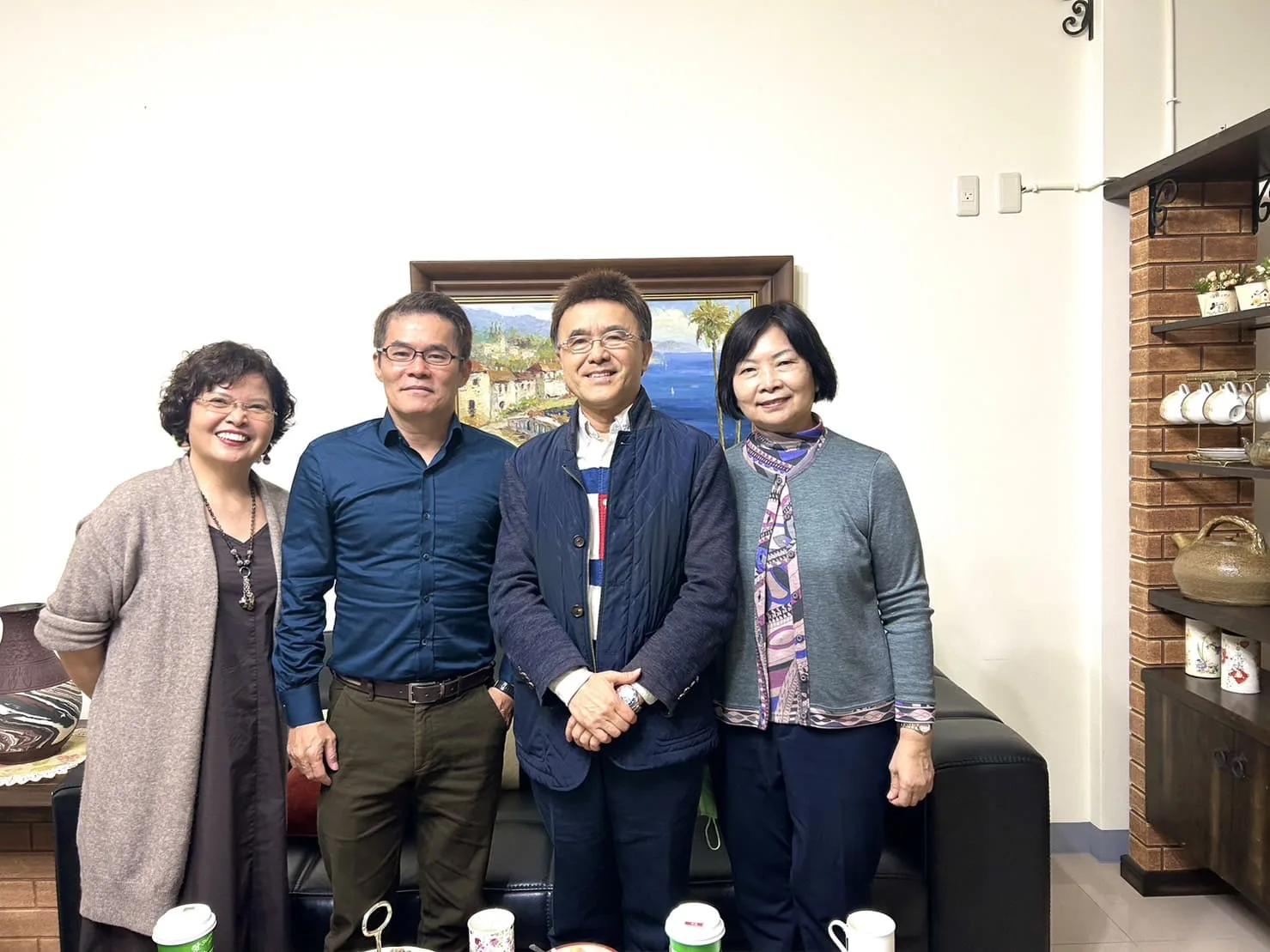 聯合大學教授俞龍通(左二)、清大退休教授王俊秀(左三)、徐妙齡(右一)夫婦拜會林瑞英,商討聯大學生今年暑假到溫哥華遊學實習。林瑞英提供