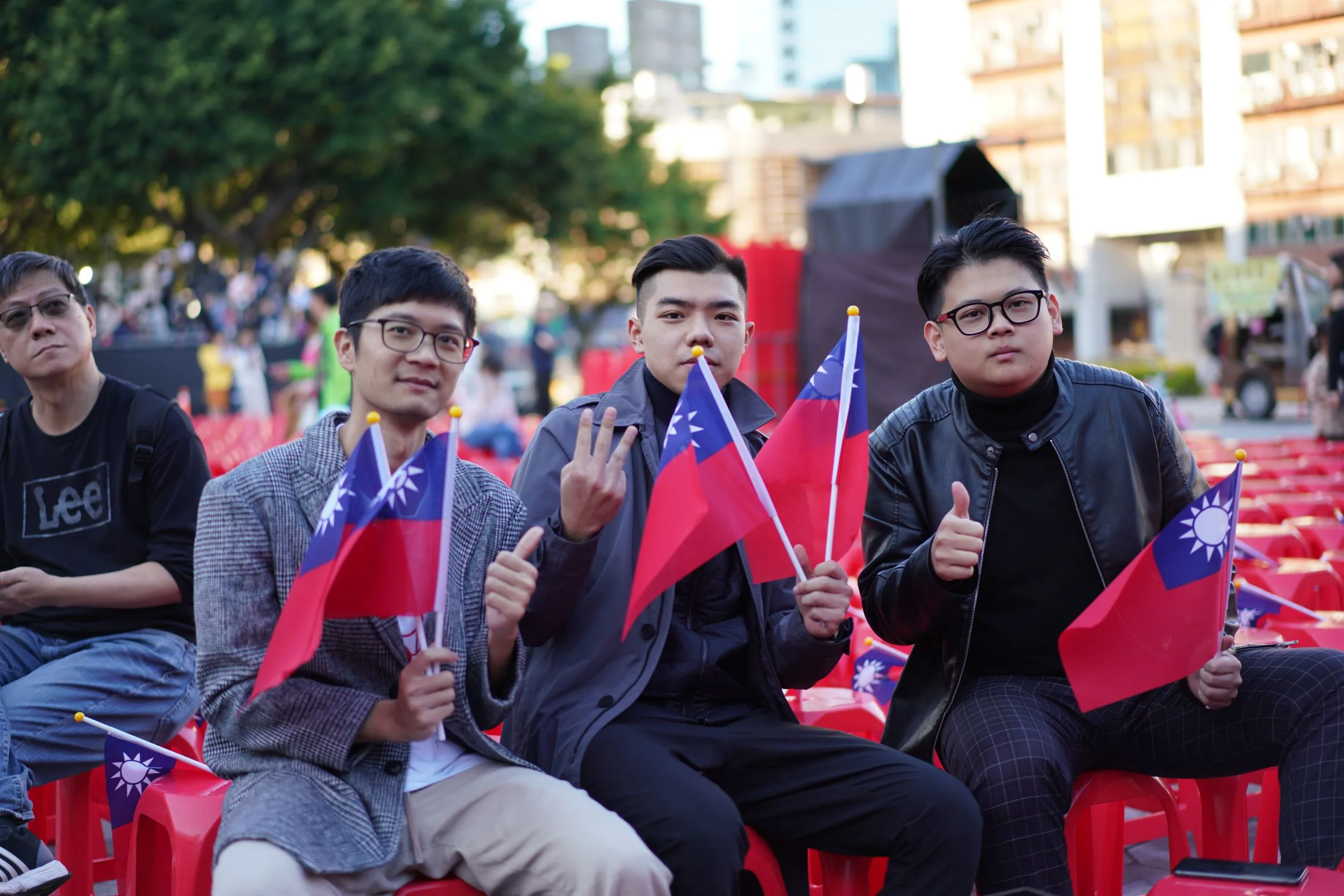 來自高雄的張同學、來自台中的莊同學與黃同學來到侯友宜開票現場表達支持。李台源攝