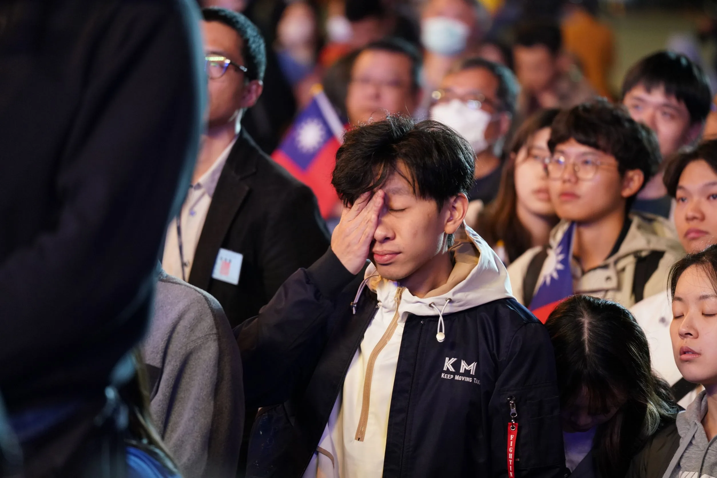 面對敗選,侯友宜支持者掉下眼淚。李台源攝