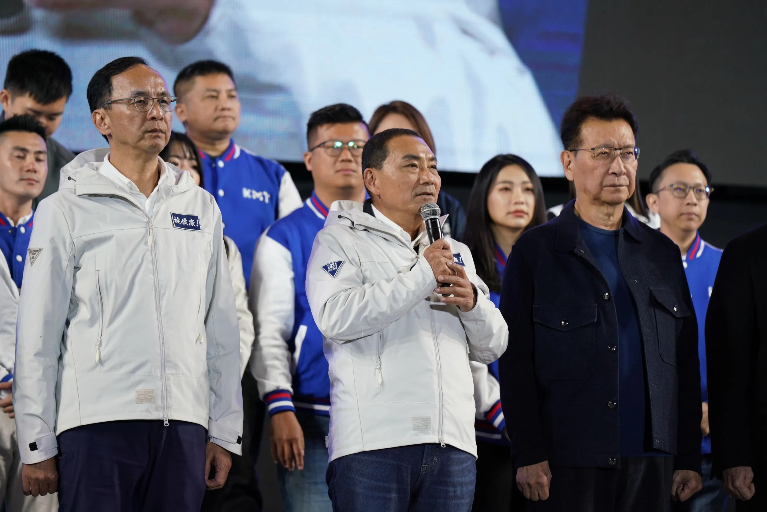 侯友宜與趙少康、朱立倫上台宣布敗選。李台源攝