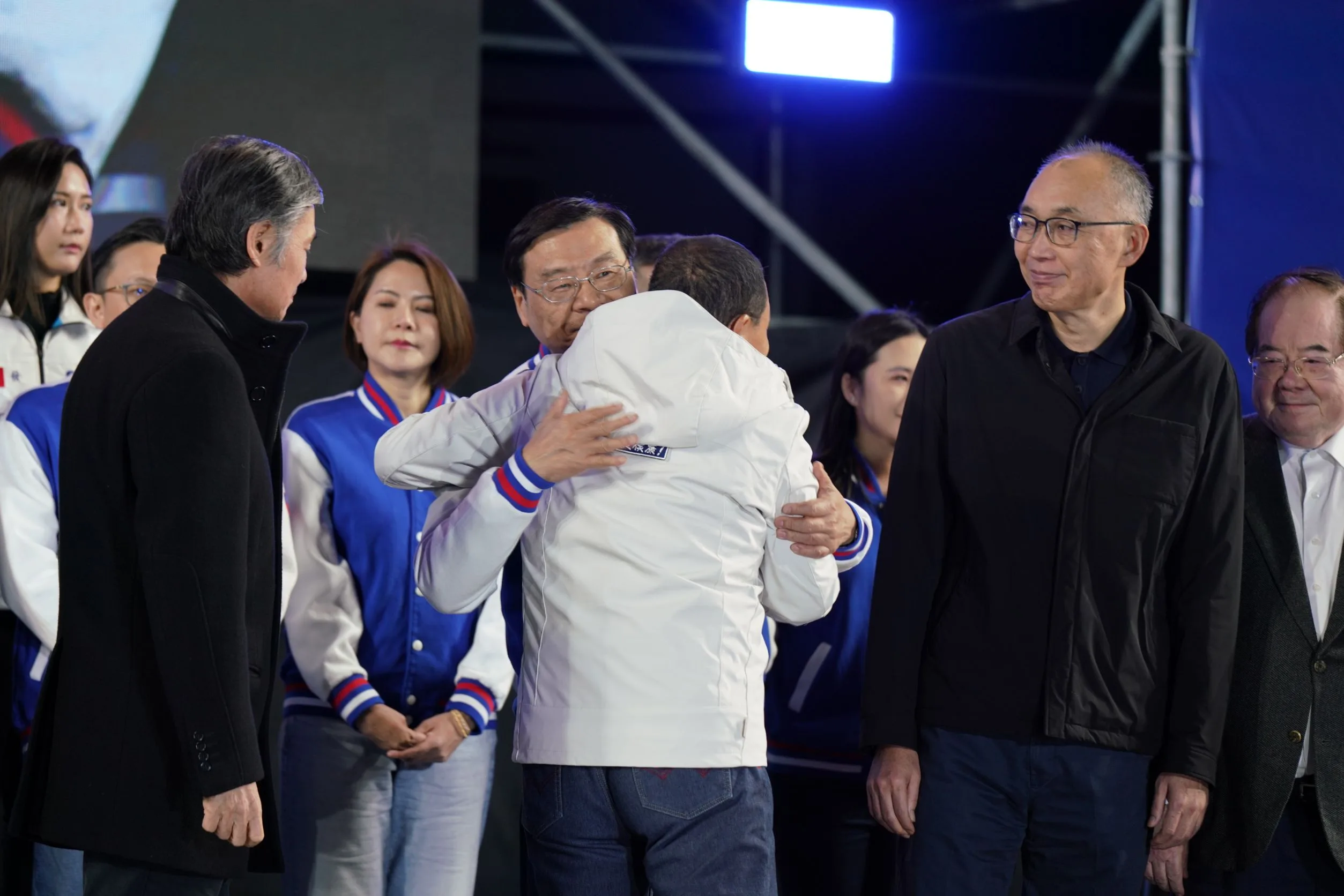 侯友宜一一與競選團隊擁抱。李台源攝