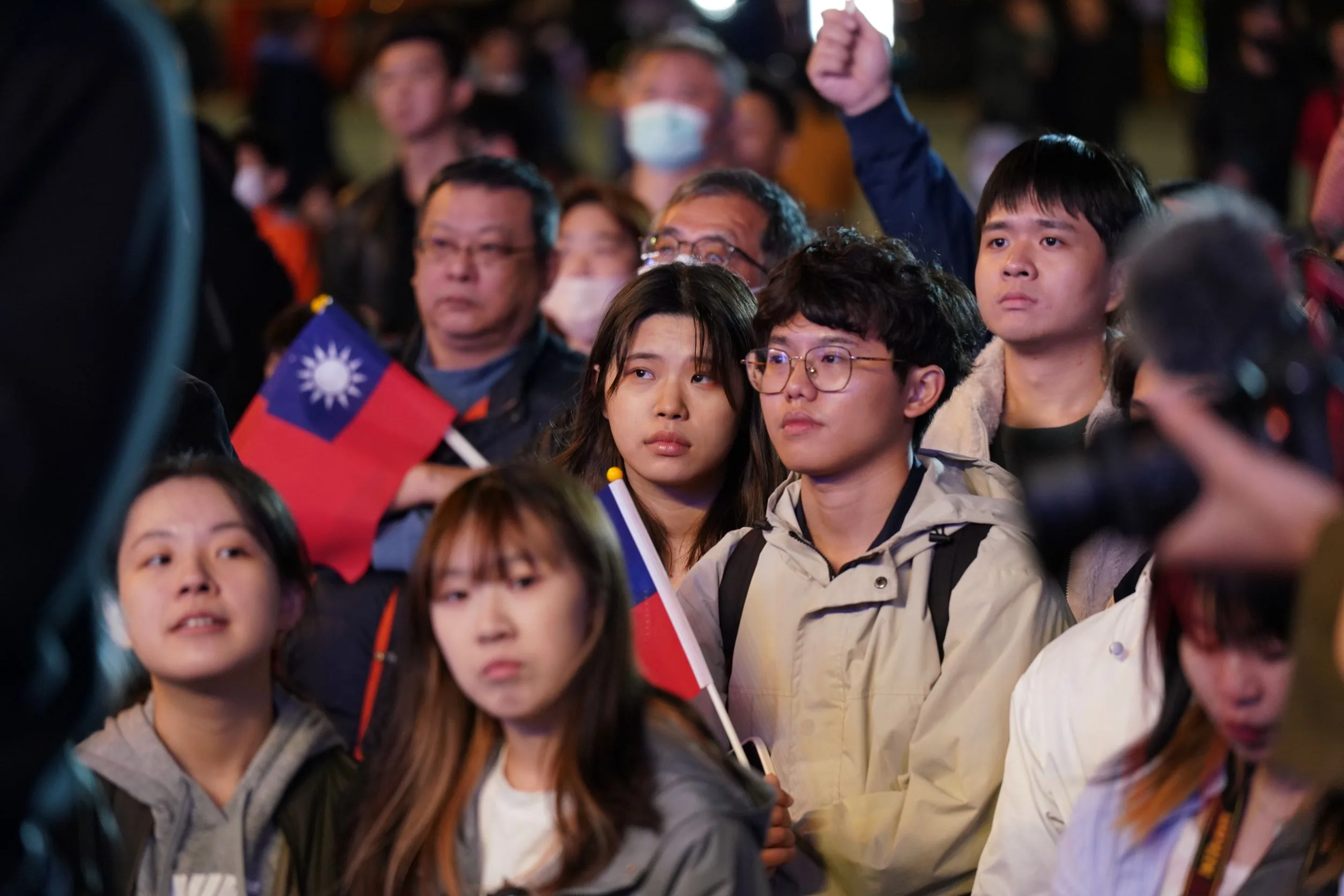 侯友宜發布敗選感言時,不少民眾表情凝重。李台源攝