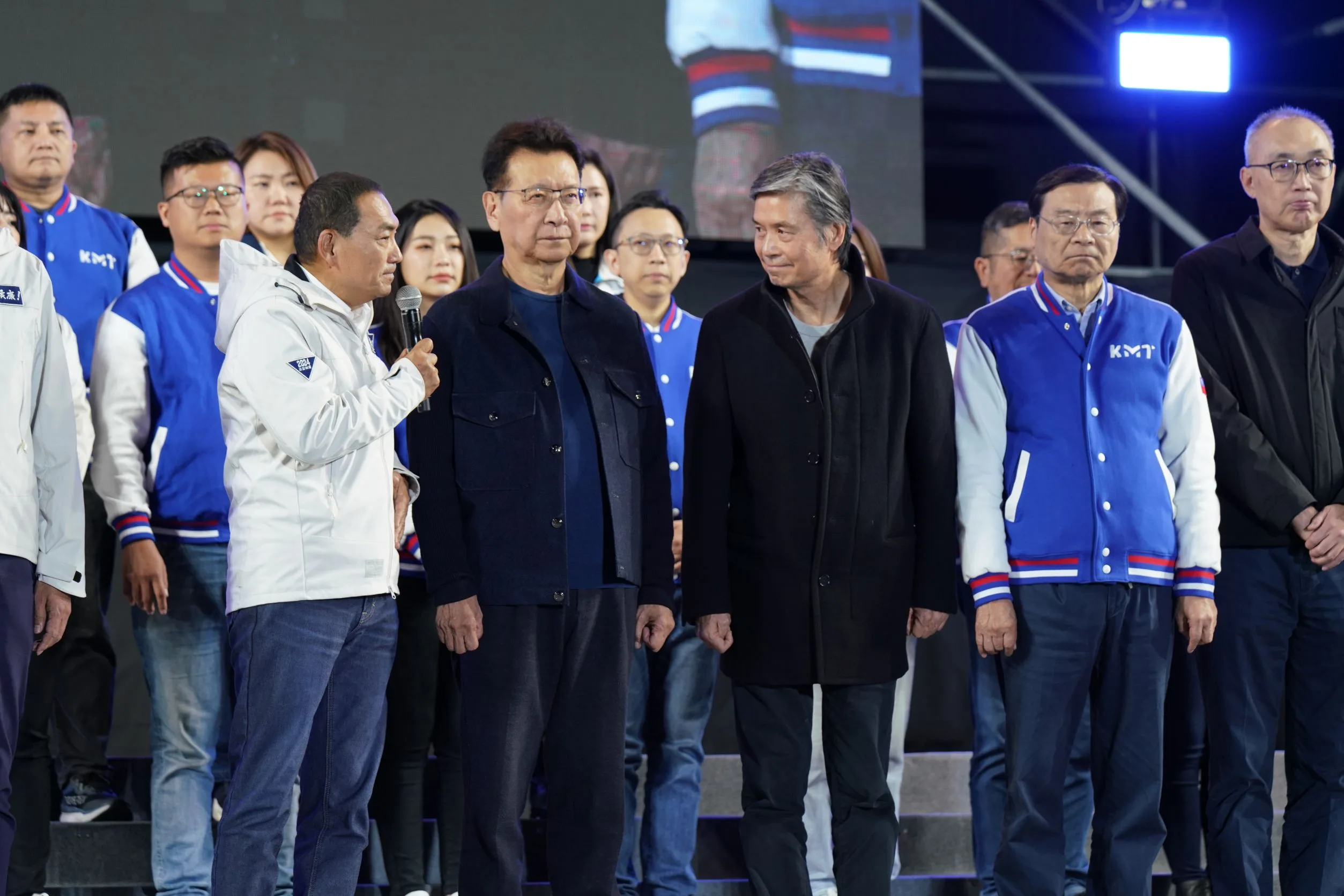 侯友宜特別感謝競選辦公室執行長金溥聰(右三)。李台源攝