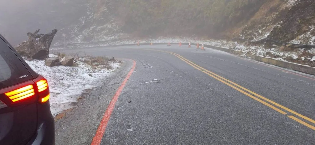 合歡山雨夾冰霰道路結冰　武嶺至合歡山莊須雪鏈