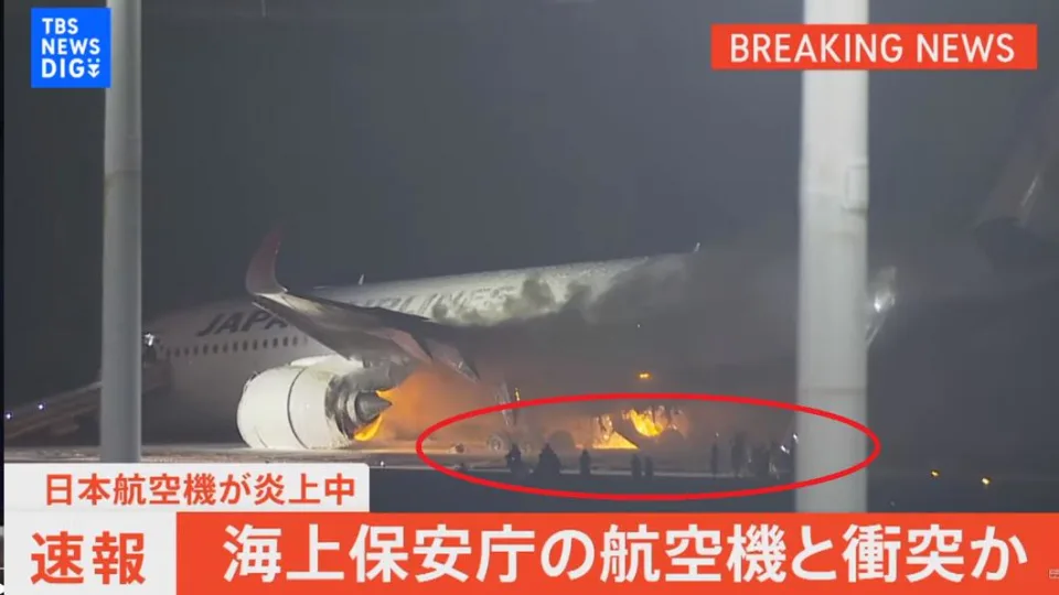 日本航空JAL516班機跑道爆炸，機上379人全部安全疏散。翻攝TBS NEWS DIG Powered by JNN Youtube2