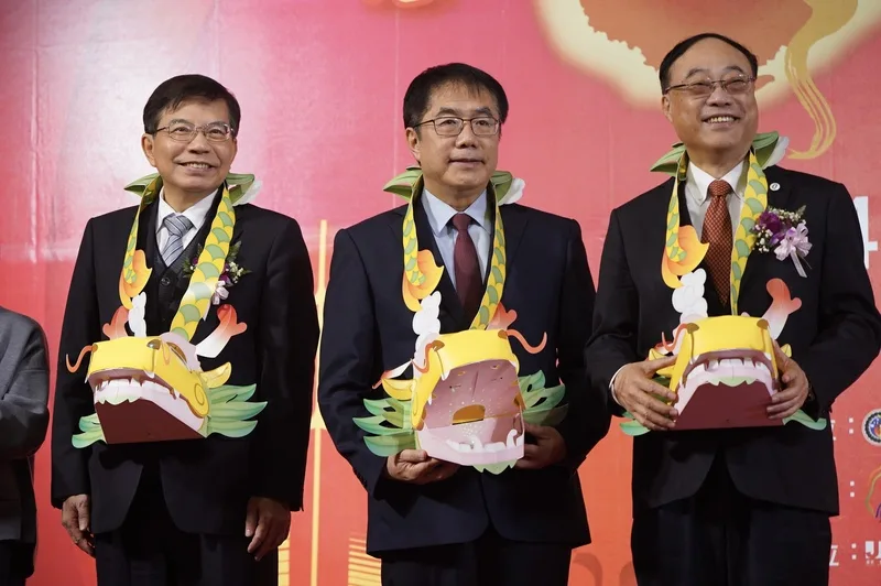 交通部觀光署3日在台北舉辦「2024台灣燈會」主燈暨小提燈造型發表記者會,公布小提燈「小龍包」造型,小朋友將「小龍包」掛在脖子上拍照留念。中央社