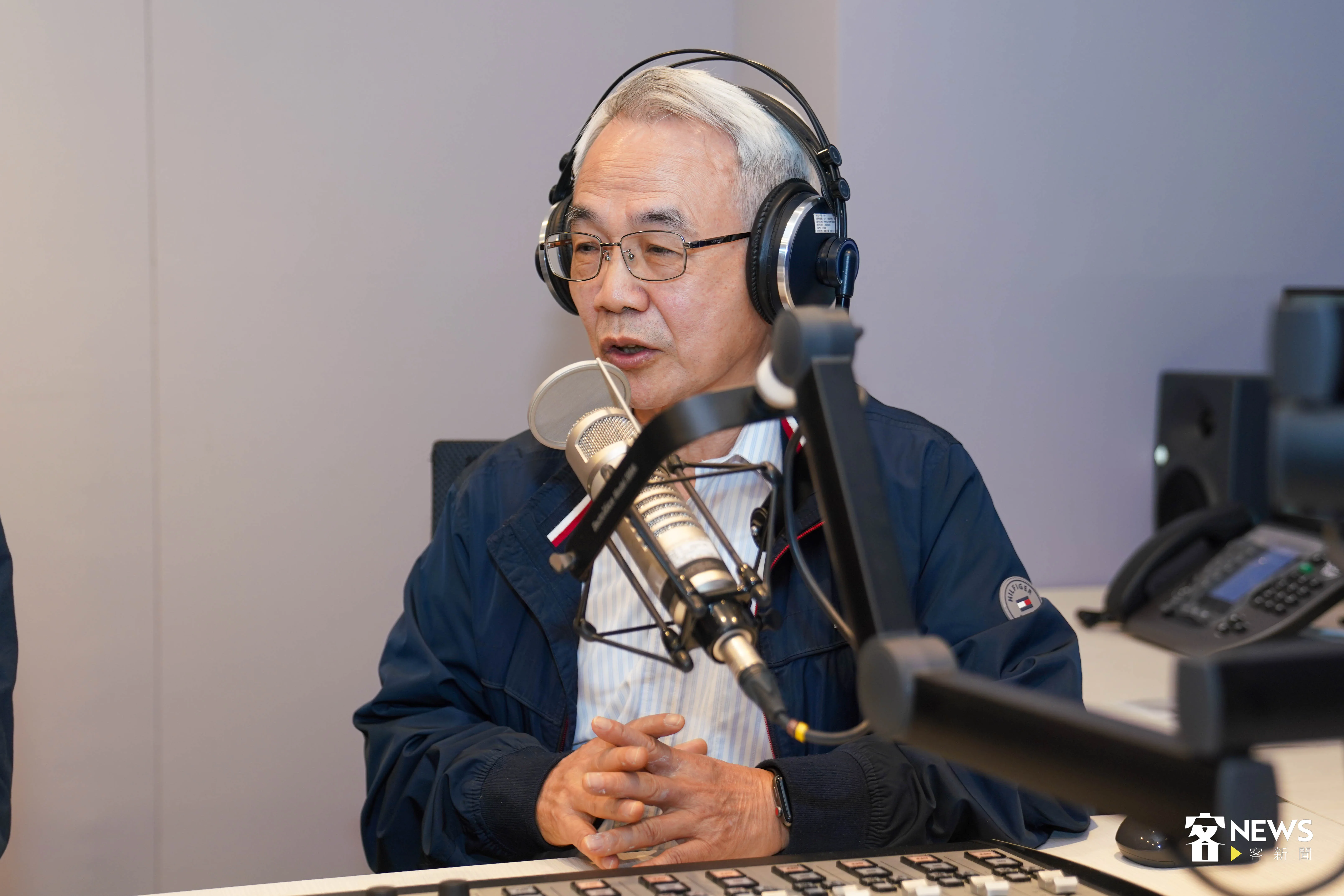張維安在講客廣播電臺主持節目《客座教授!安烈炫》,讓客家知識更加親民。宋佩遙攝,資料照