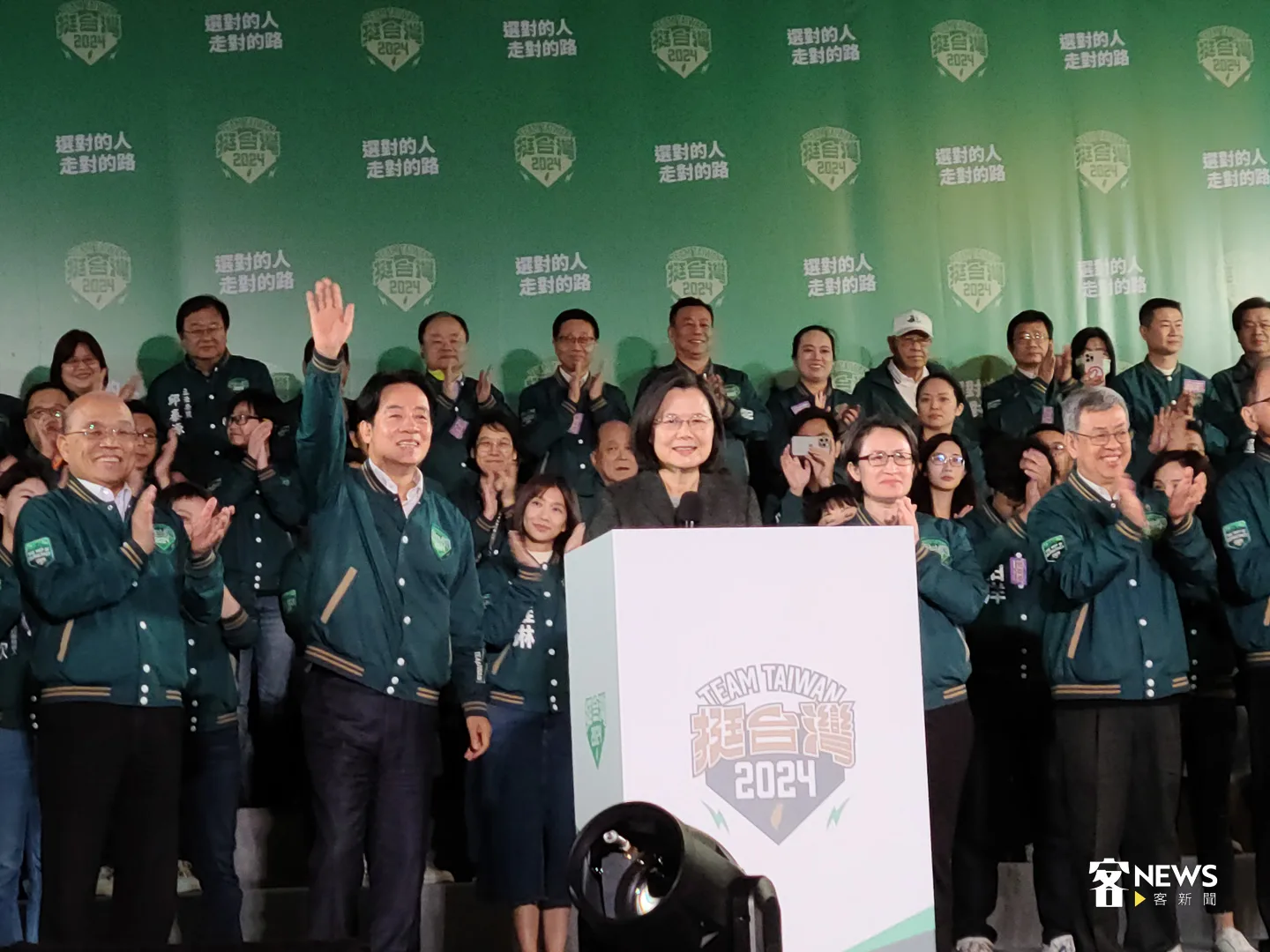 總統蔡英文與賴清德一起上台,向民進黨競選總部前民眾宣布勝選。朱愷元攝