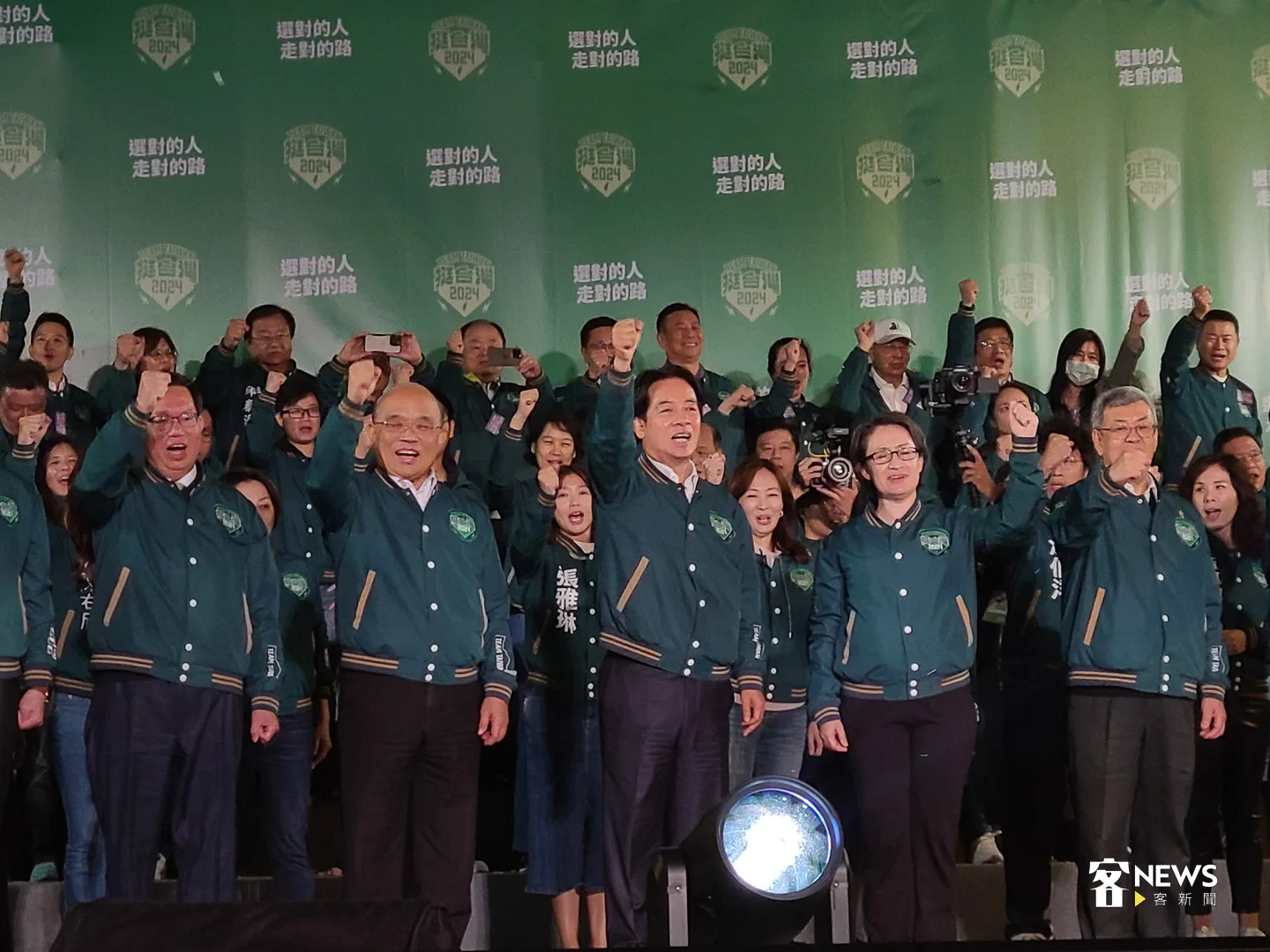 賴清德與蕭美琴等人上台,向民眾宣布勝選。朱愷元攝