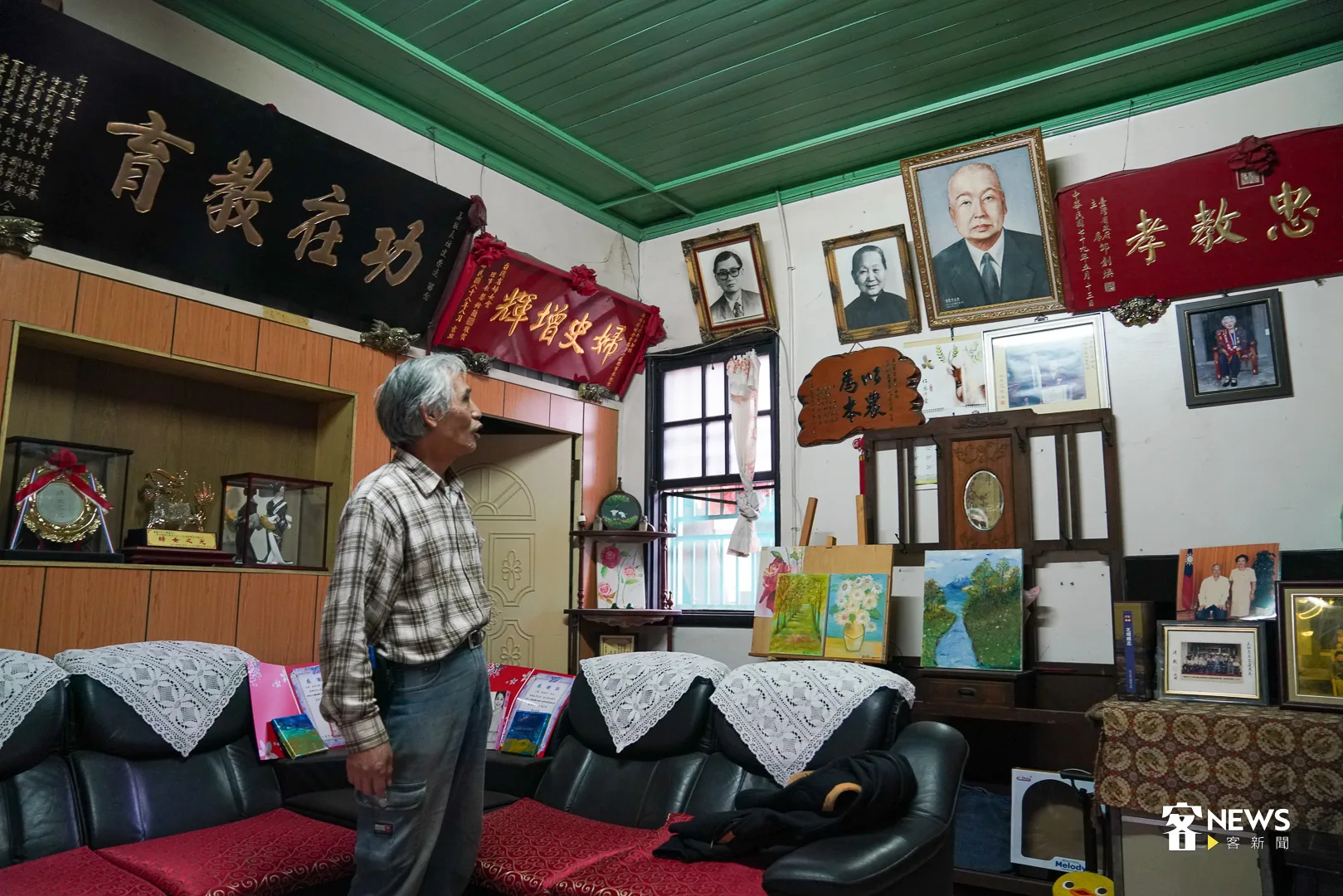 新姜天水堂的客廳裡保留著許多匾額，訴說過去政治、教育世家的歷史。何柏均攝