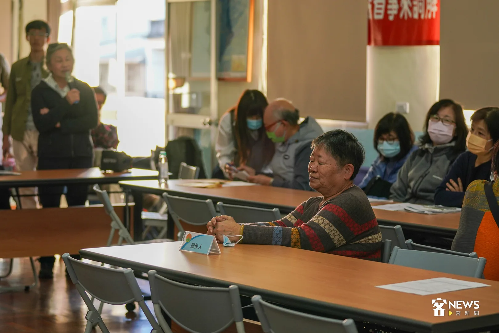姜家後代姜紫稜（前排閉眼者）反對保留老屋，她說：「在我的價值就是，我的哥哥、堂兄弟們全部都不住在這裡，已經沒有價值了！」。張凱清攝