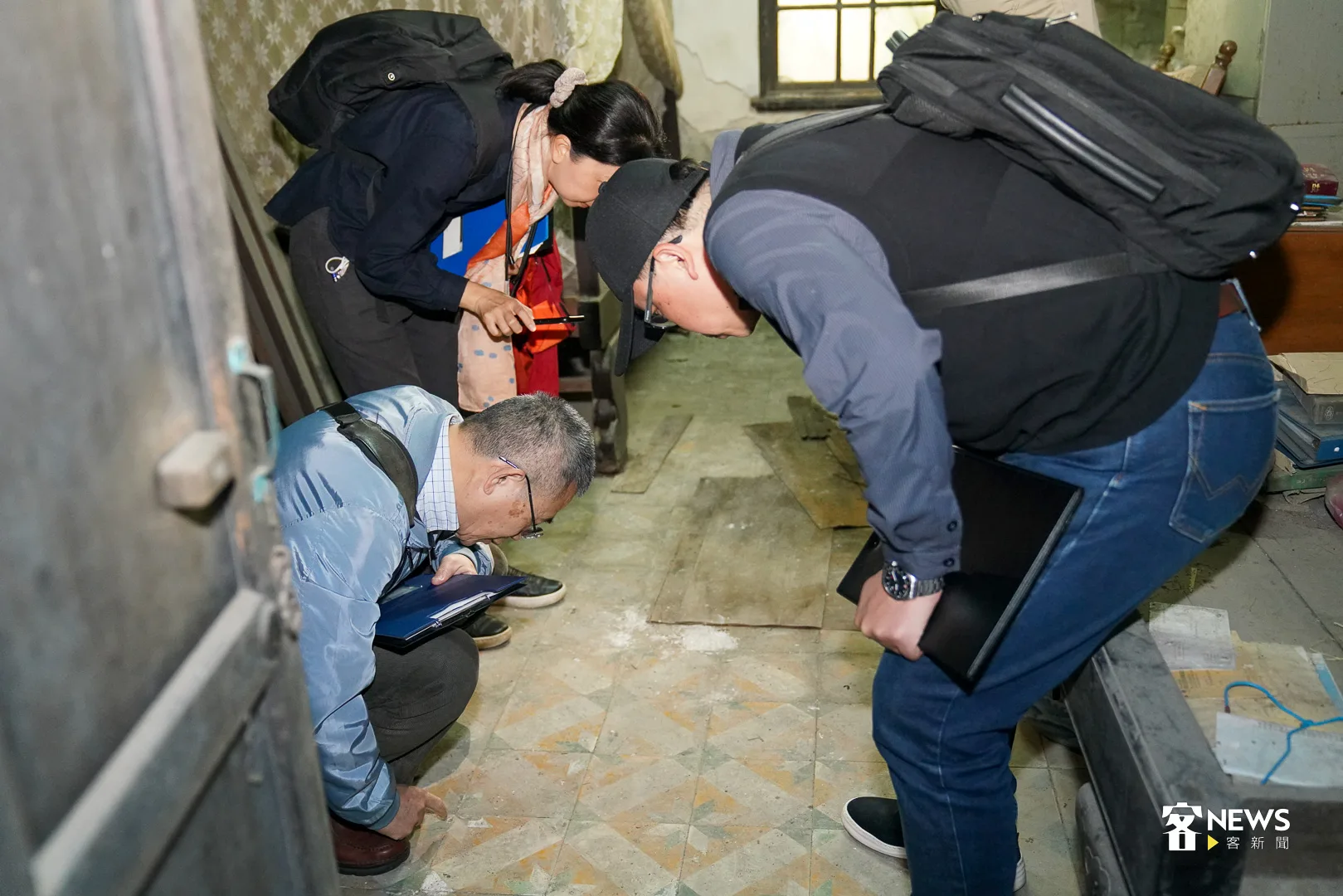 文資審查委員仔細審視屋內外的建築是否具有文化價值。李台源攝