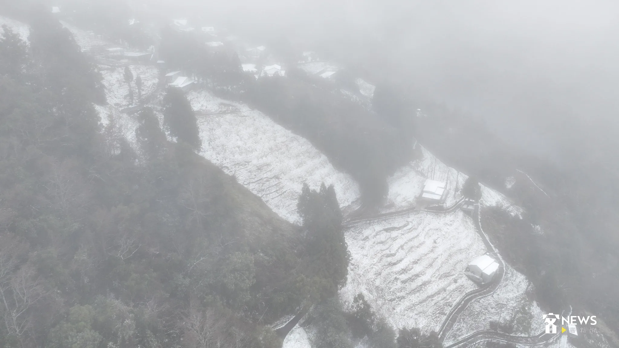 上午9時許，銀白色的雪花，已覆蓋在拉拉山渡假區，從中俯瞰相當浪漫。范修語攝
