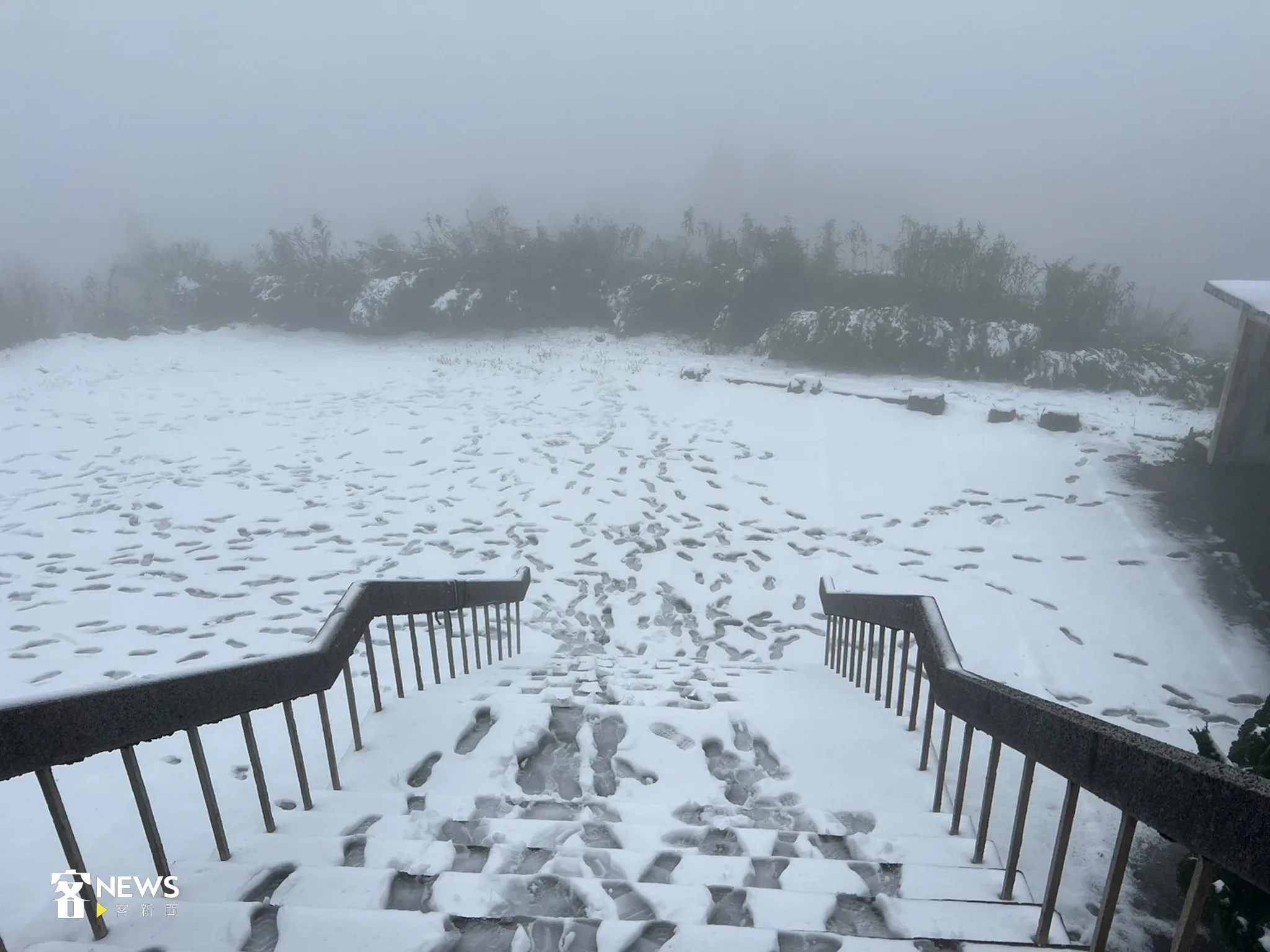 位於陽明山上的講客電臺轉播站，也積起厚厚的白雪。何柏均攝