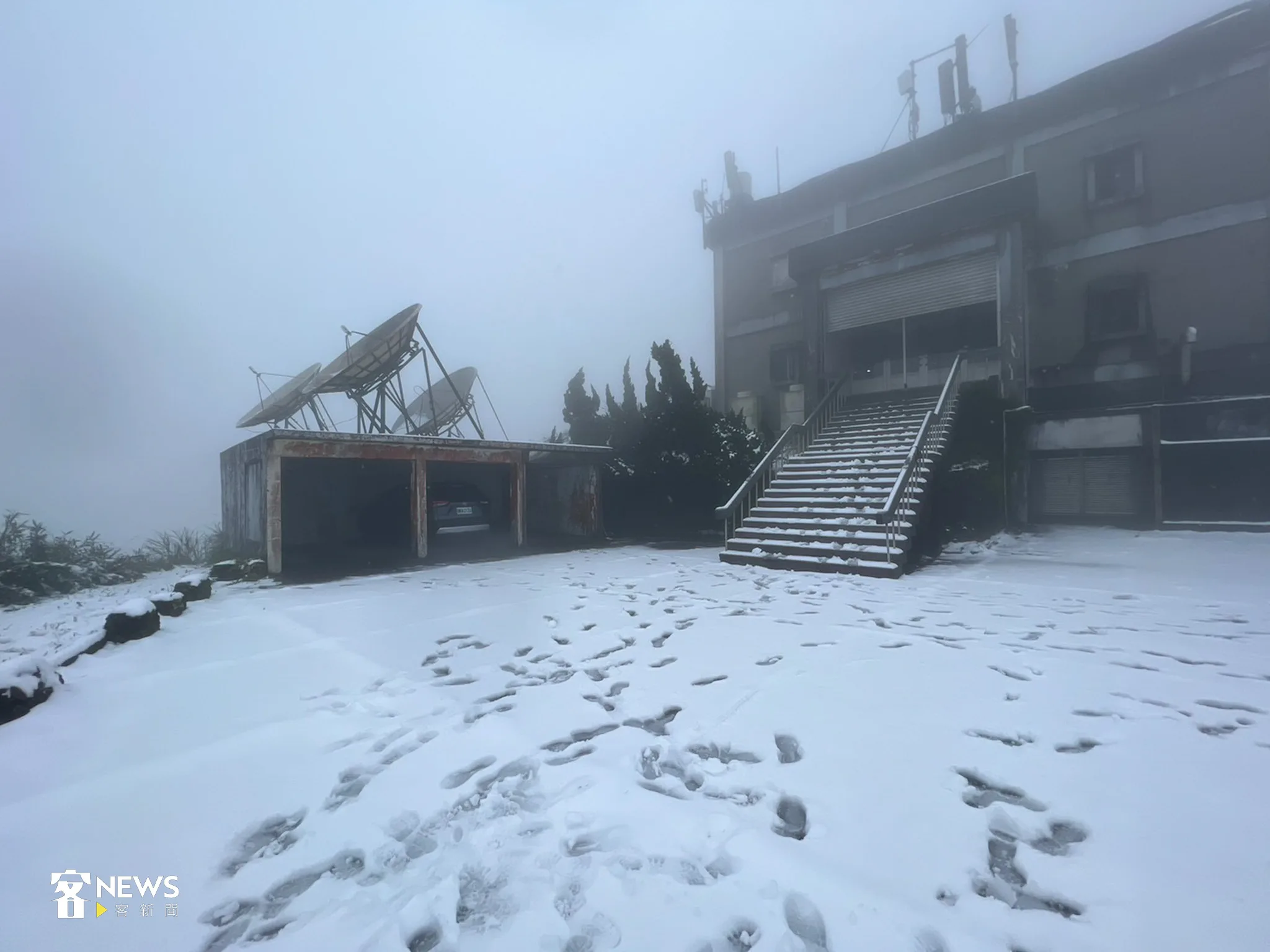 位於陽明山上的講客電臺轉播站，積起厚厚的白雪，轉播站工作人員步行後也留下許多鞋印。何柏均攝