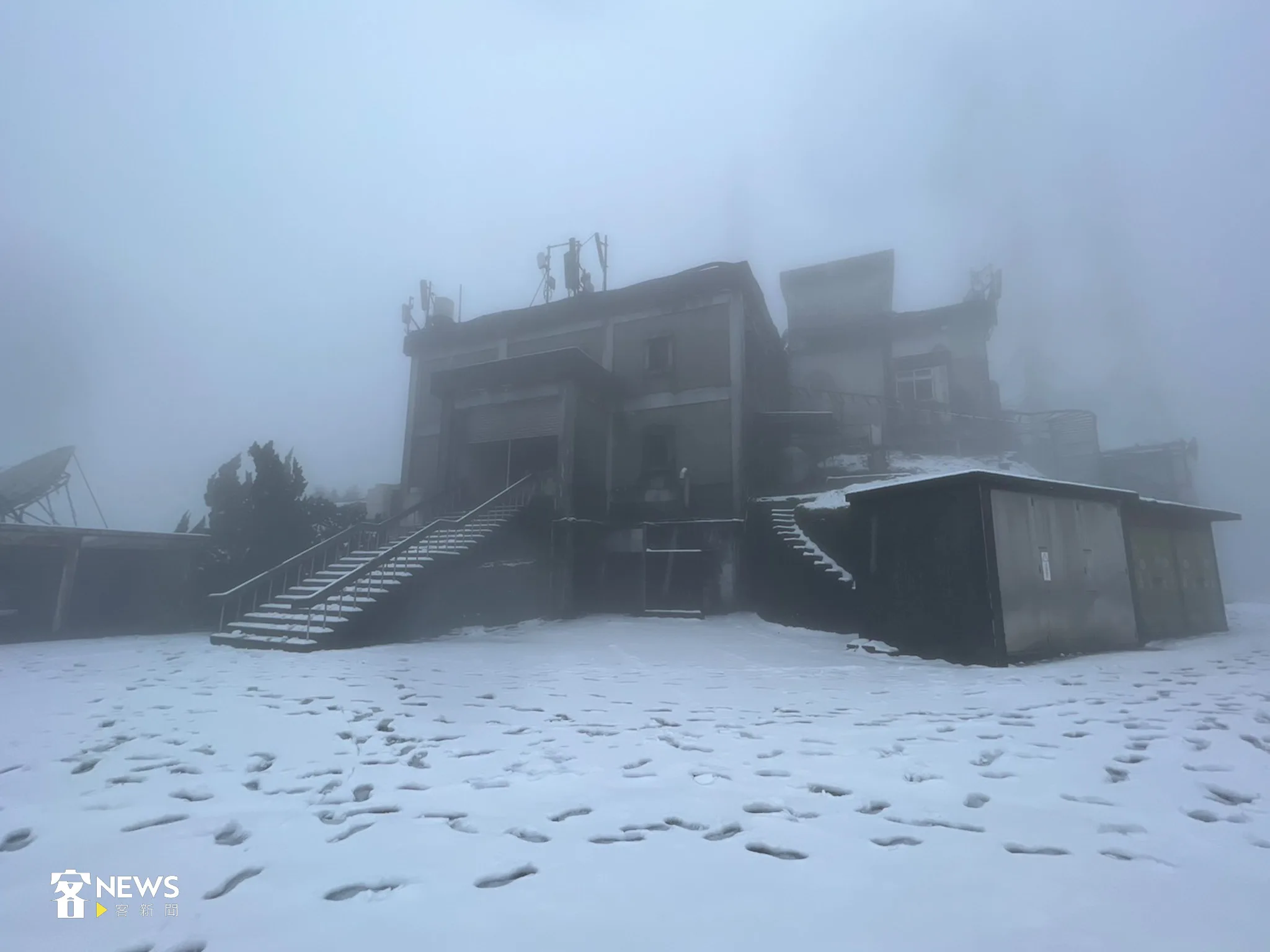 位於陽明山上的講客電臺轉播站，積起厚厚的白雪。何柏均攝