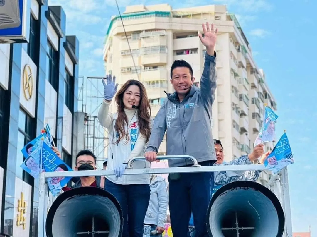 國民黨提名的高雄市第七選區立委候選人鍾易仲,出生美濃政治家庭,他的叔公是前立法院副長鍾榮吉、父親是前立委鍾紹和,他以89355票敗給民進黨提名爭取連任的許智傑(109484票),雖敗猶榮,圖為他以車隊遊街造勢。黃森松提供