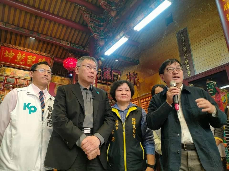 民眾黨提名總統候選人柯文哲（左二）到銅鑼天后宮參觀，聽取文史工作者賴世若解說抗日烈士吳湯興在此起義的歷史。賴世若提供