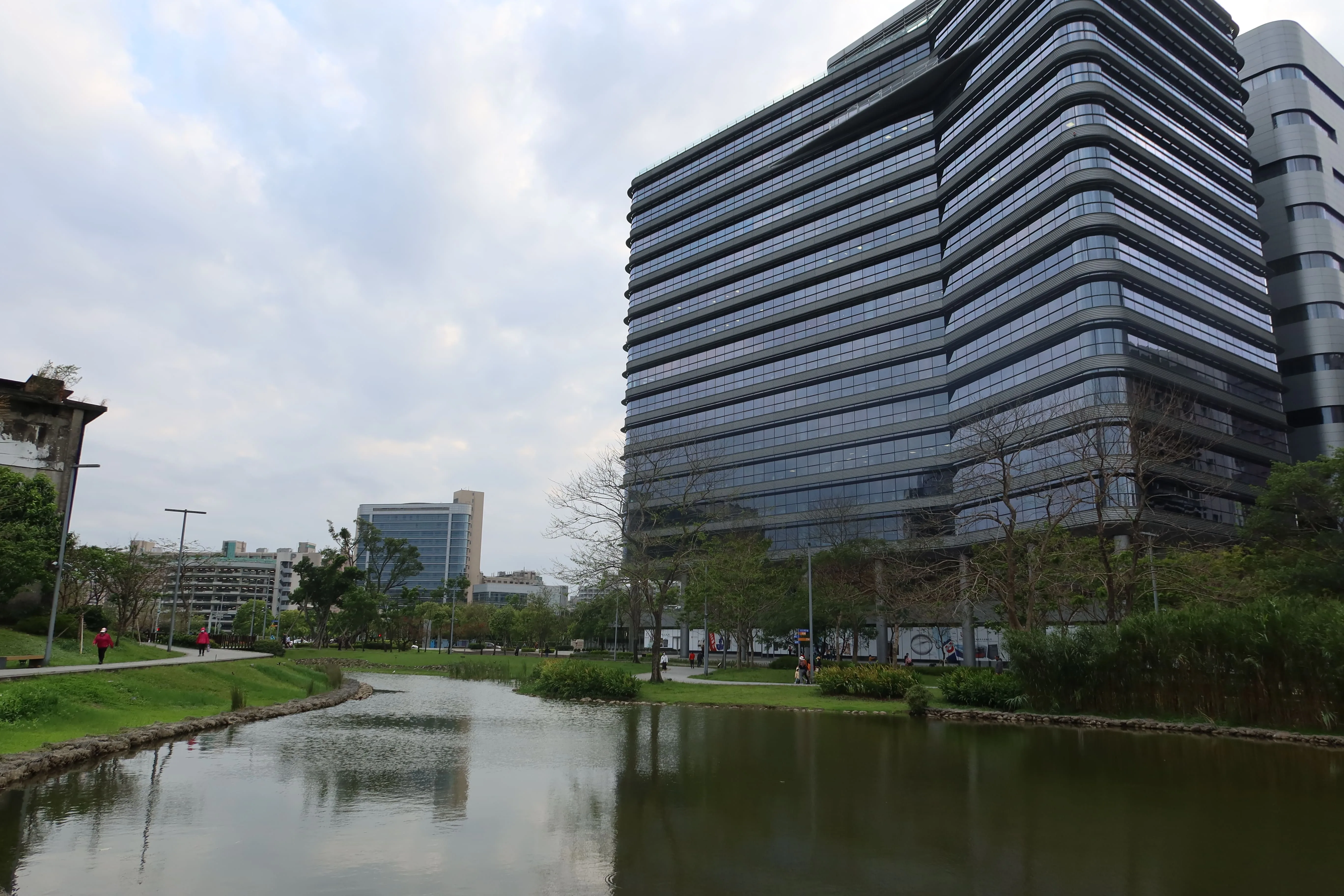 新北市人口逾四百萬，七成是外縣市移民，有如全台選民結構縮影，是大選決戰指標。圖為板橋區遠東通訊園區一景。何來美攝