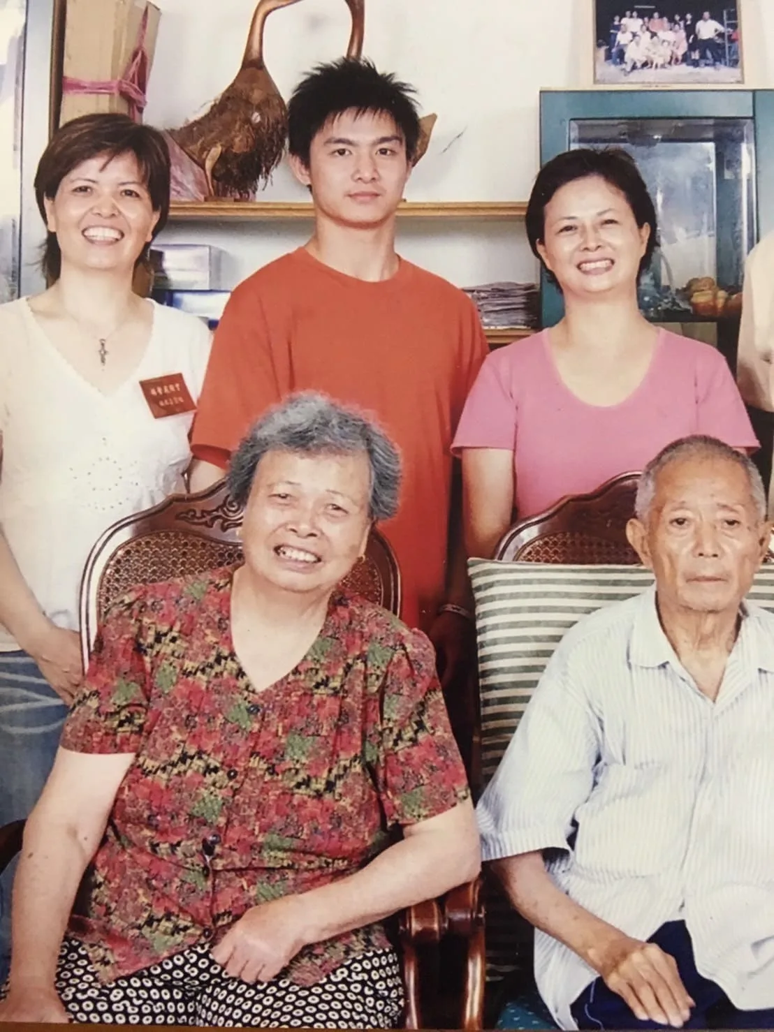 林瑞英(後左)與父母林燈鵬、徐丙妹夫婦、大姊林春英與姪兒林湧智合影。林瑞英提供